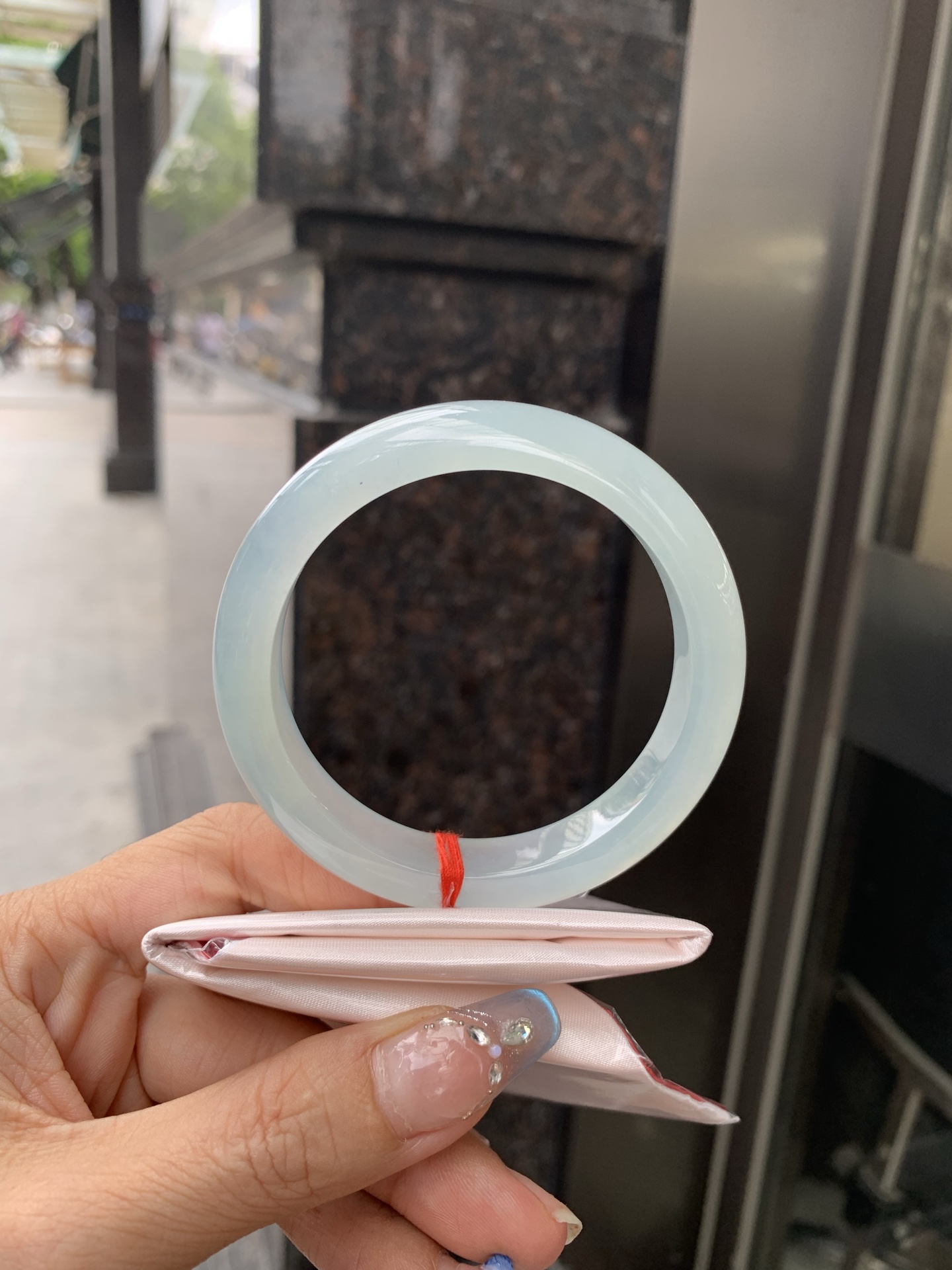 冰晴绿正圈，57.4-8.3-11.7，0501-N584-1，底妆冰润，淡雅晴绿，像初春嫩芽落入清泉，均匀柔和，抬眼就是一片宁静感，无裂