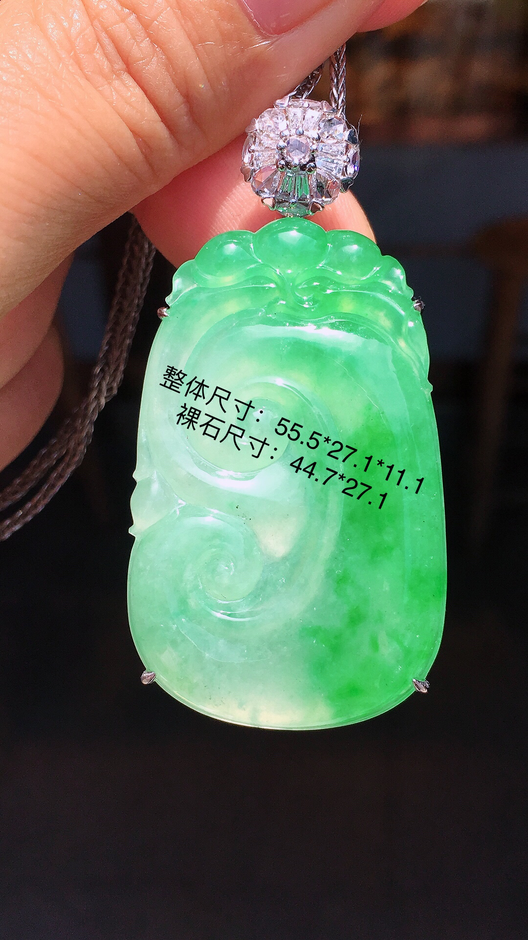 飘绿如意吊坠，色泽艳丽，玉质细腻，荧光感超
强，饱满圆润，尽显优雅气质，18k
金豪华镶嵌