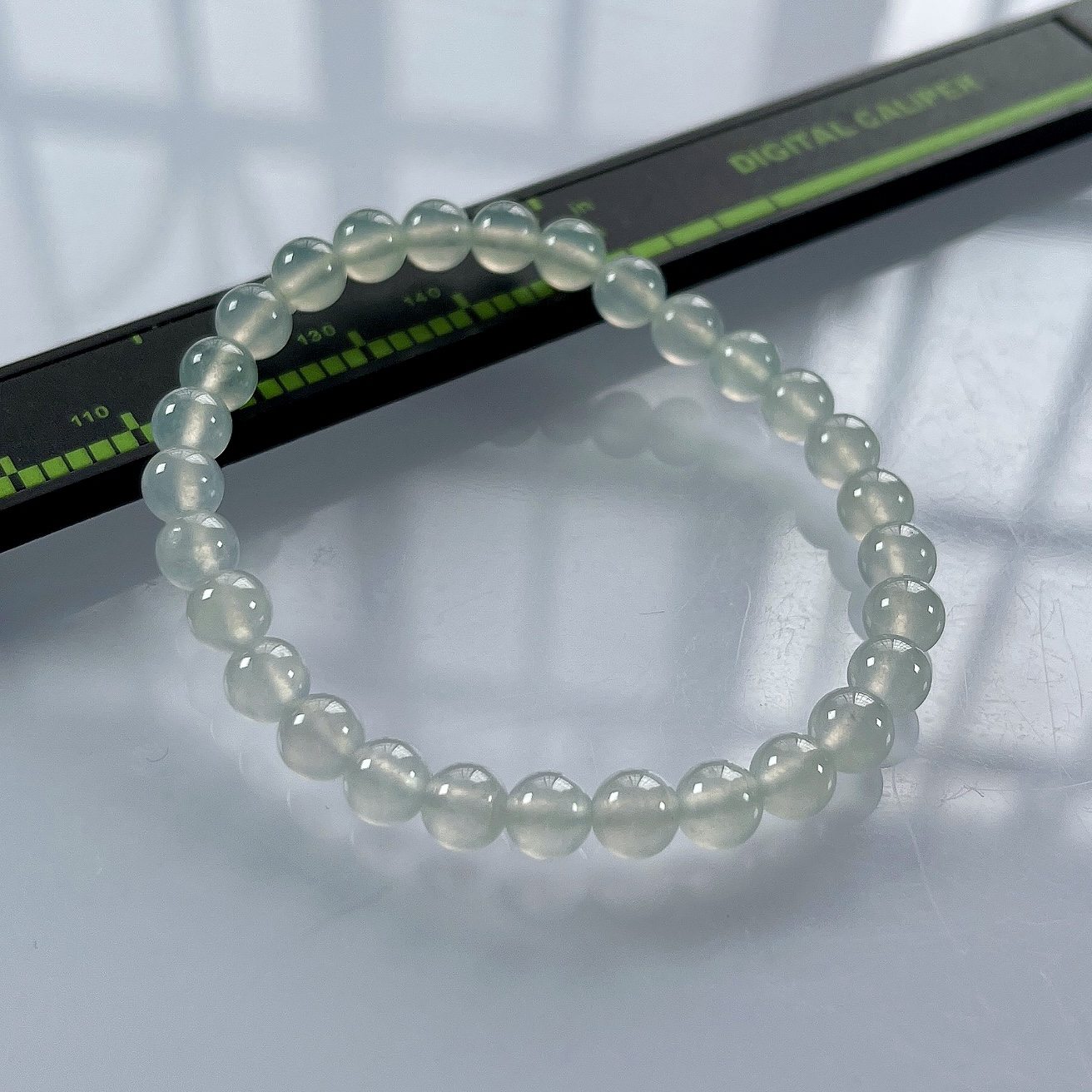 缅甸天然翡翠A货，卡6高冰种起胶圆珠手串手链，尺寸：6mm/29颗，长度175mm，重量：11.35g