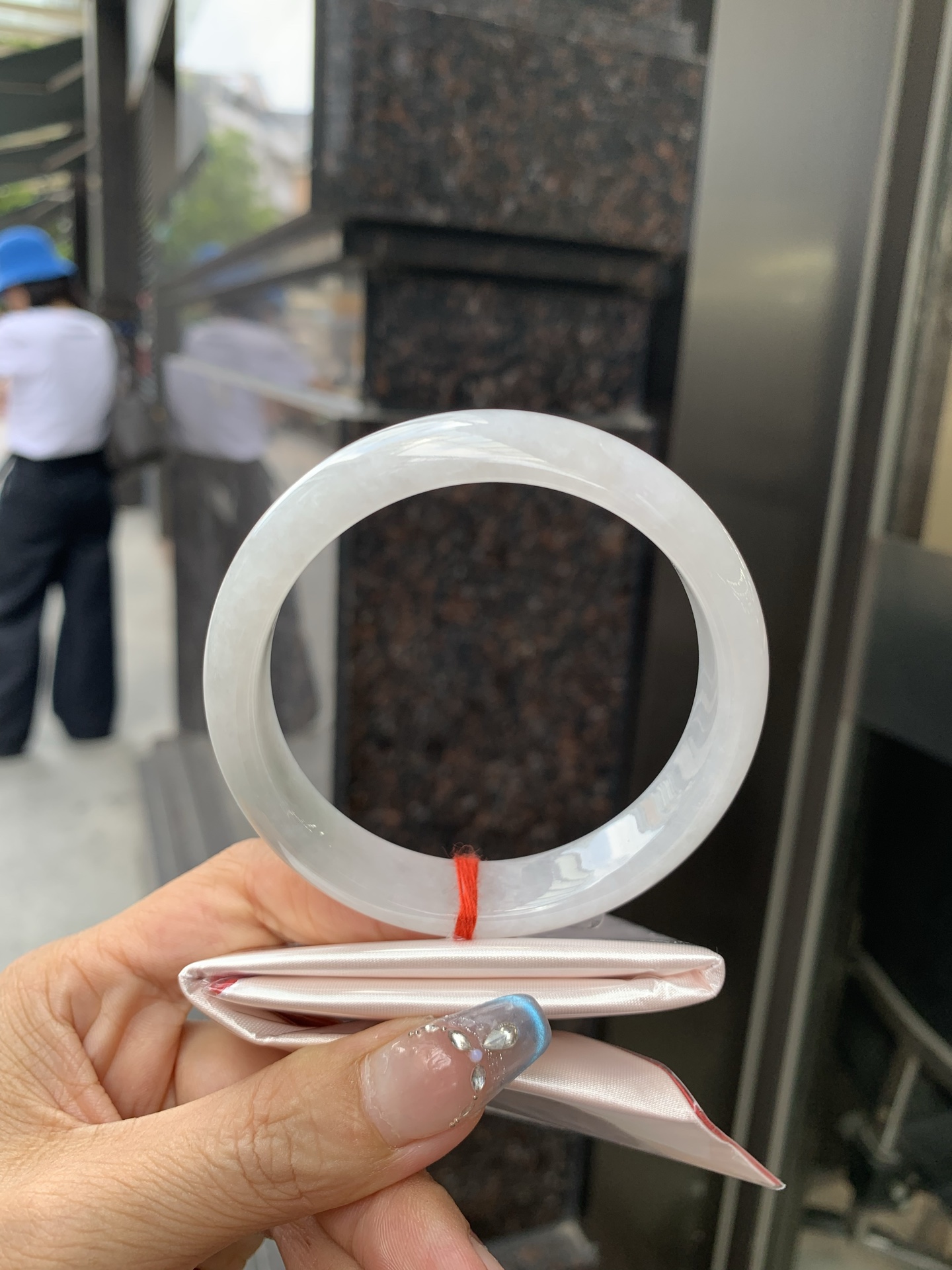 白月光正圈，61.2/7.6/14，0501-N609，无裂，底妆水润，水水润润的白月光，如同夜空中最温柔的那一抹月光，轻轻洒落你的手腕，带来一份宁静与雅致