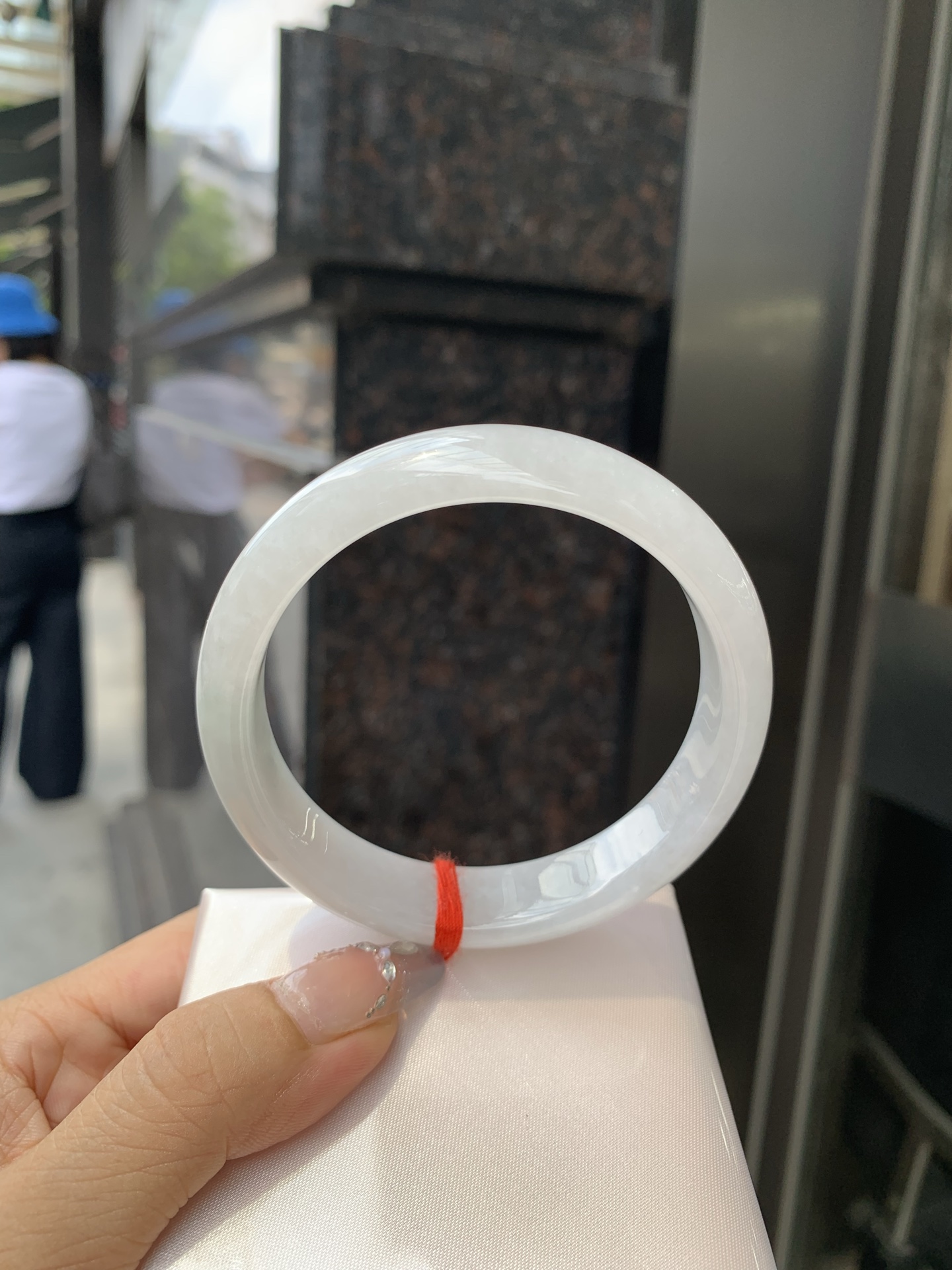 白月光正圈，61.2/7.6/14，0501-N609，无裂，底妆水润，水水润润的白月光，如同夜空中最温柔的那一抹月光，轻轻洒落你的手腕，带来一份宁静与雅致