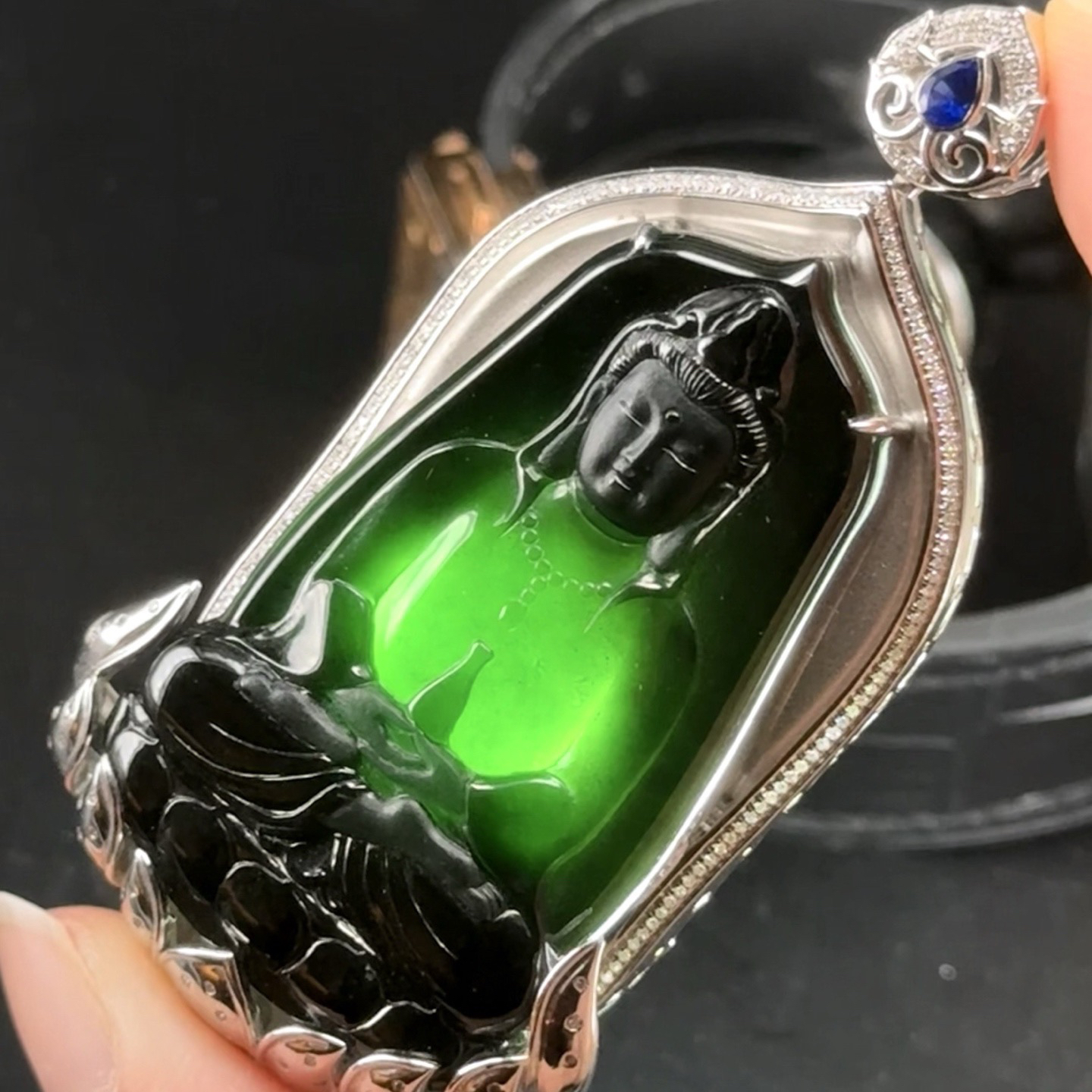 精品18k墨翠观音 种好色正 黑度极好 打灯通透 油性十足 尺寸73.4