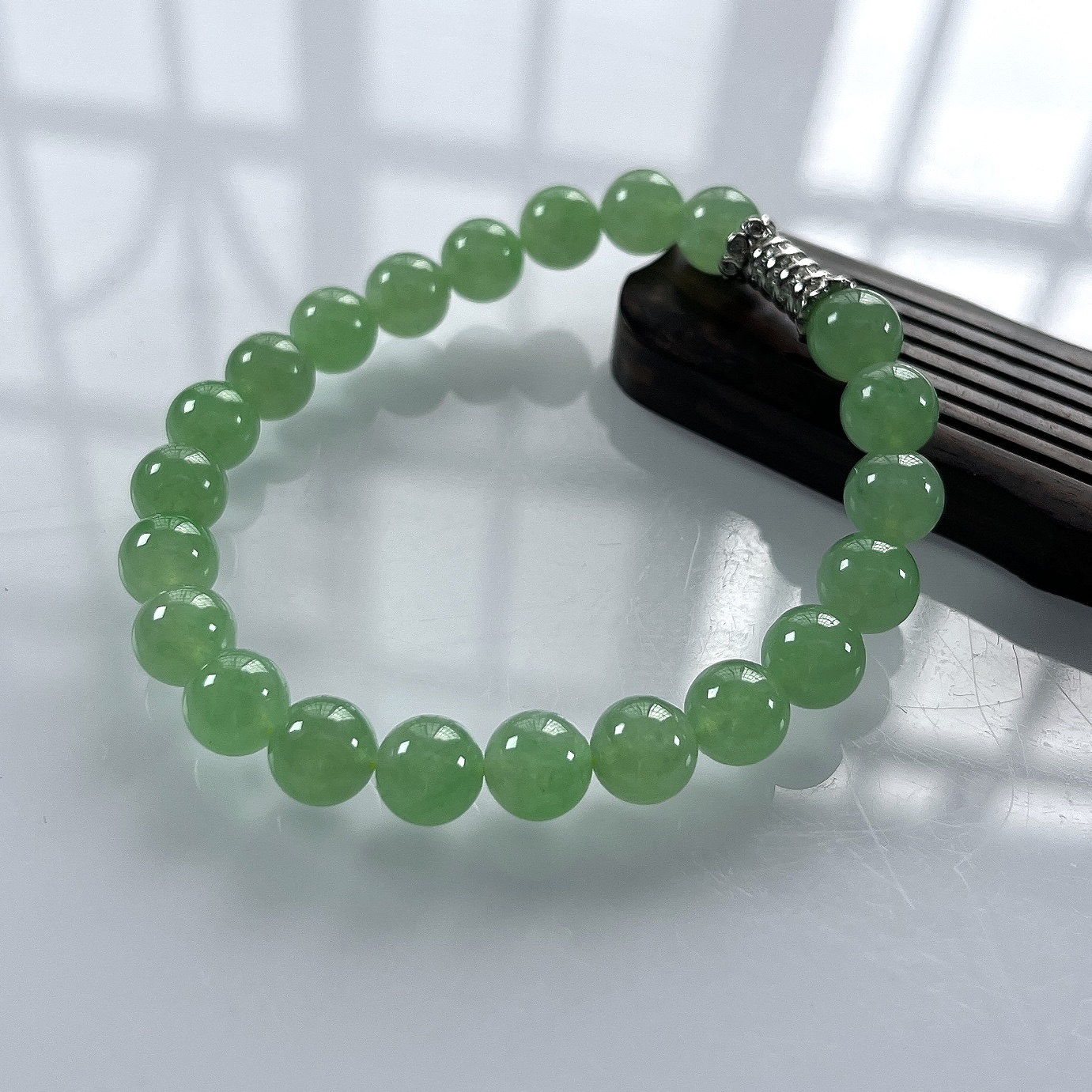 缅甸天然翡翠A货，卡8冰种起胶满绿晴阳绿圆珠手串手链，尺寸：8mm/22颗，长度185mm，重量：21.06g
