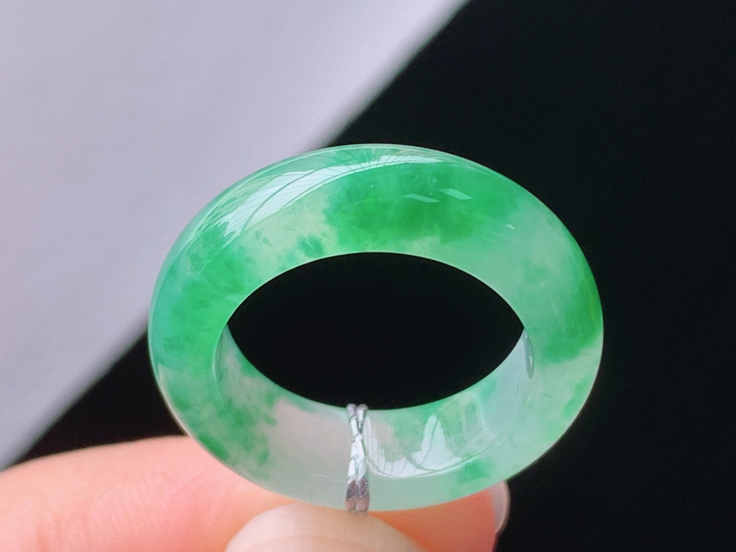 冰飘绿指环，色泽鲜亮，冰透起光，无裂，尺寸:圈口8/15.3-5.5-3.5mm，28 Z