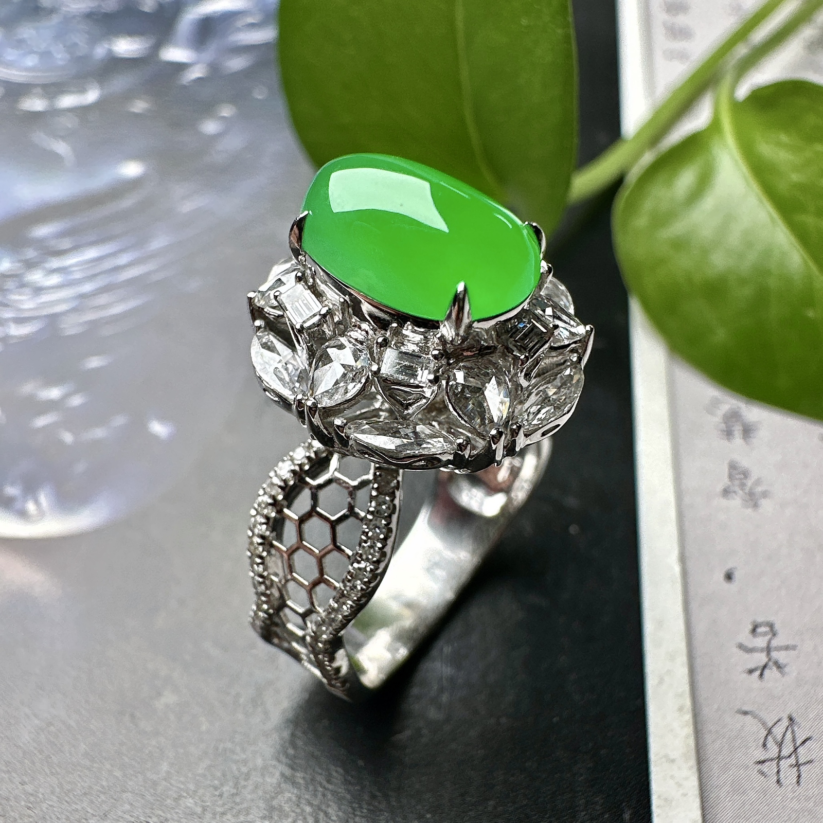 【冰种满绿蛋面戒指】阳绿色泽，质地均匀细腻，冰润起光，胶感强烈，颜色娇艳，18K金钻精美镶嵌，裸石尺寸10*7*4.8毫米
