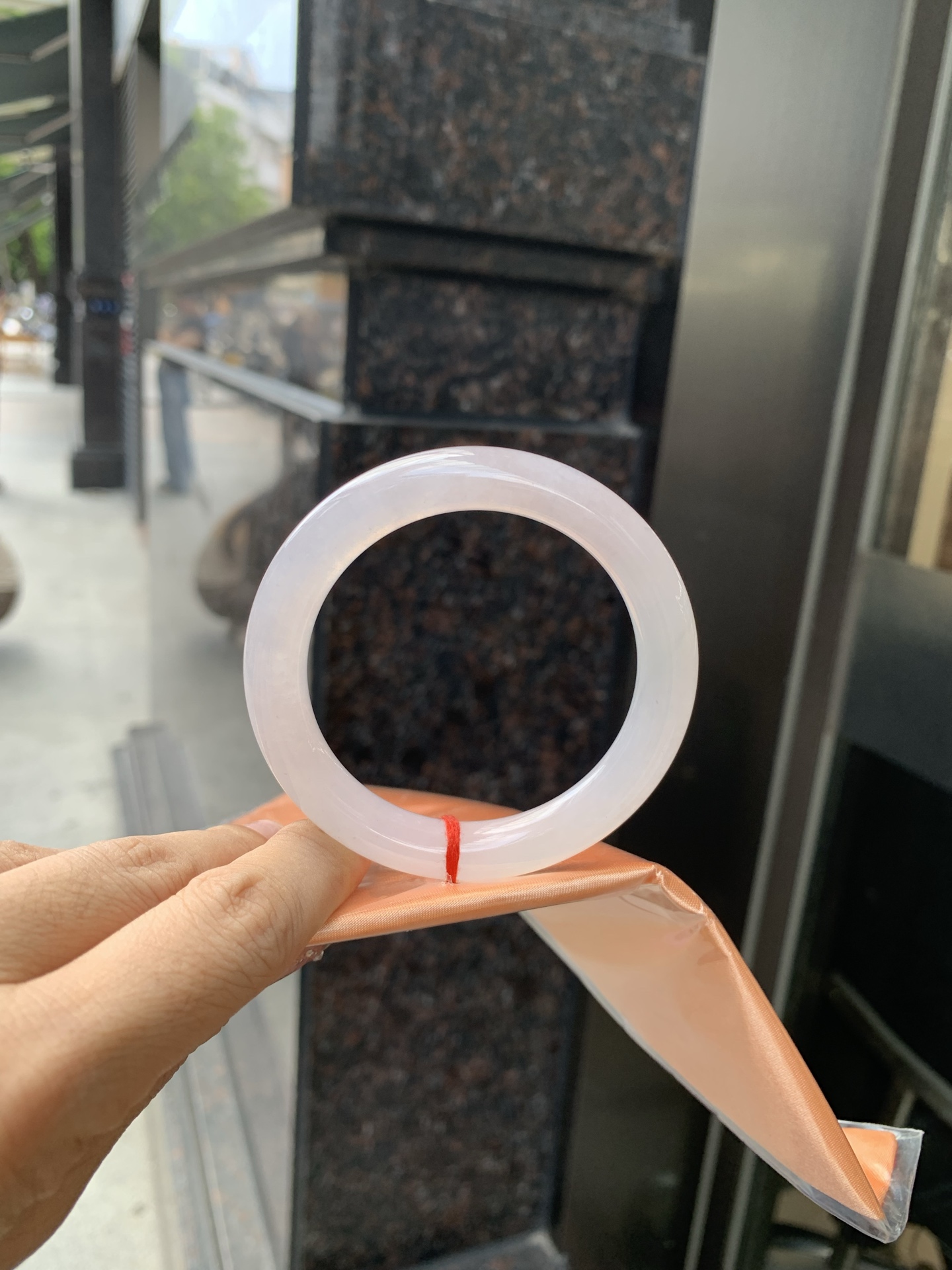 冰粉圆条，54/9.2/9.5，0501-N600，打灯棉线，底妆冰润细腻，淡淡梦幻粉色调，让浪漫有了具象化，酥粉盈韧，温柔美人