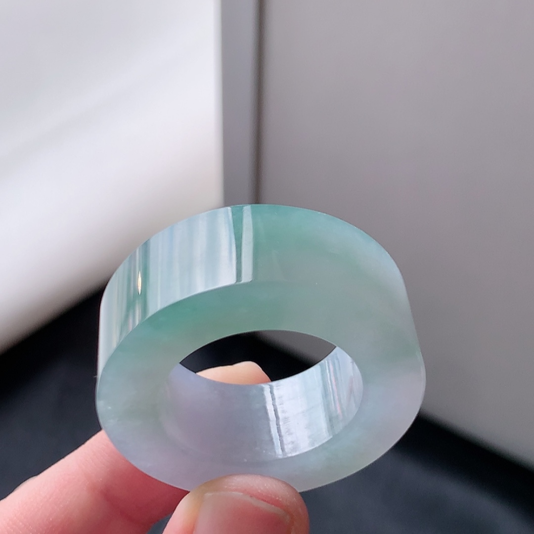 冰飘花扳指，冰润细腻，种色饱满佩戴落落大方，货号105429，34.3/12.4/6.7