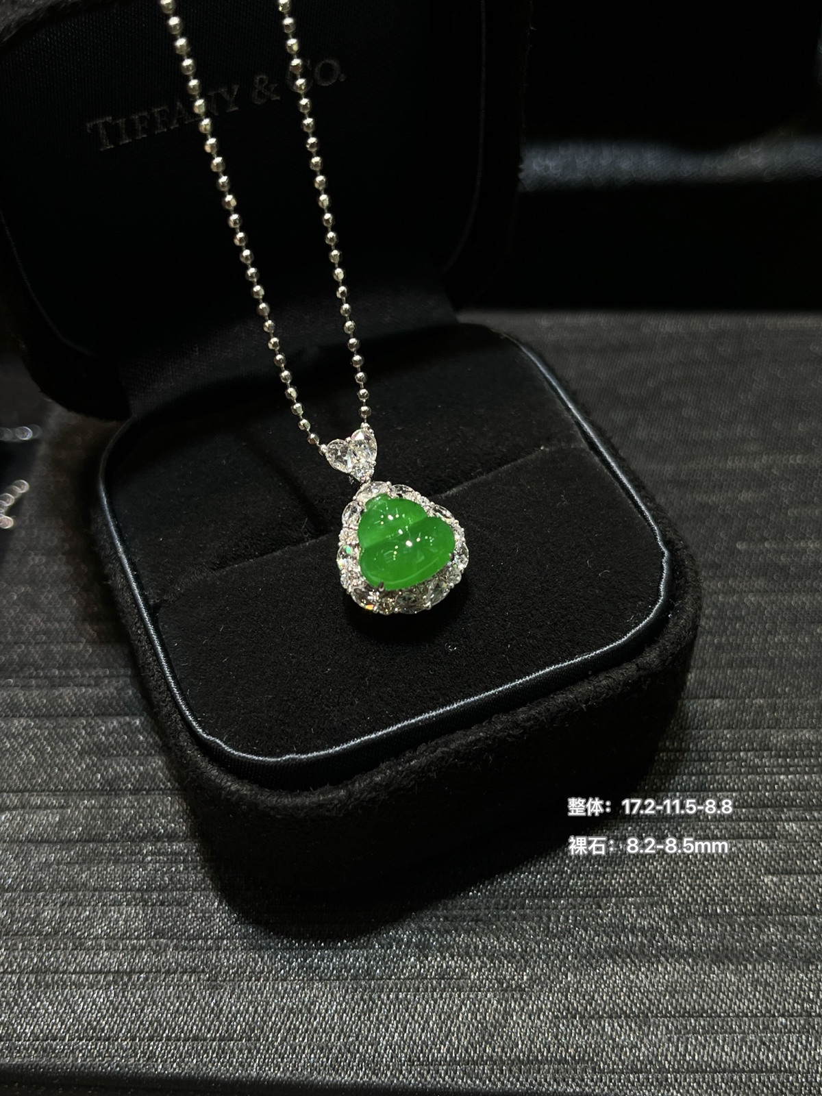 冰种满色辣绿葫芦……
18k金钻镶嵌..