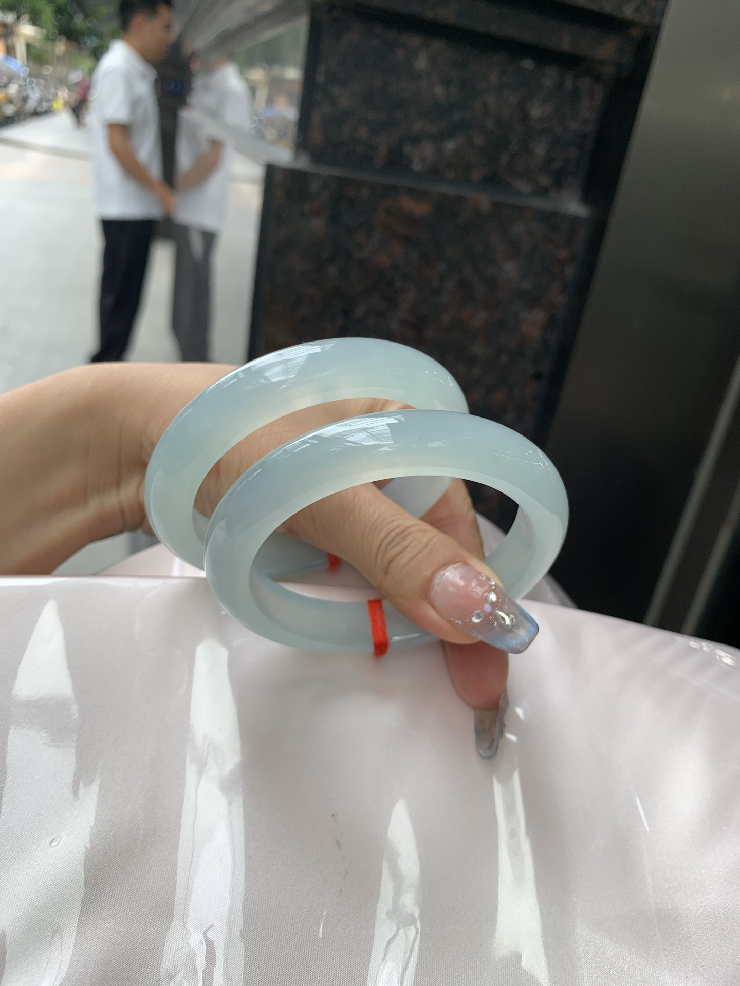 冰晴绿正圈，57.4-8.3-11.7，0501-N584-1，底妆冰润，淡雅晴绿，像初春嫩芽落入清泉，均匀柔和，抬眼就是一片宁静感，无裂