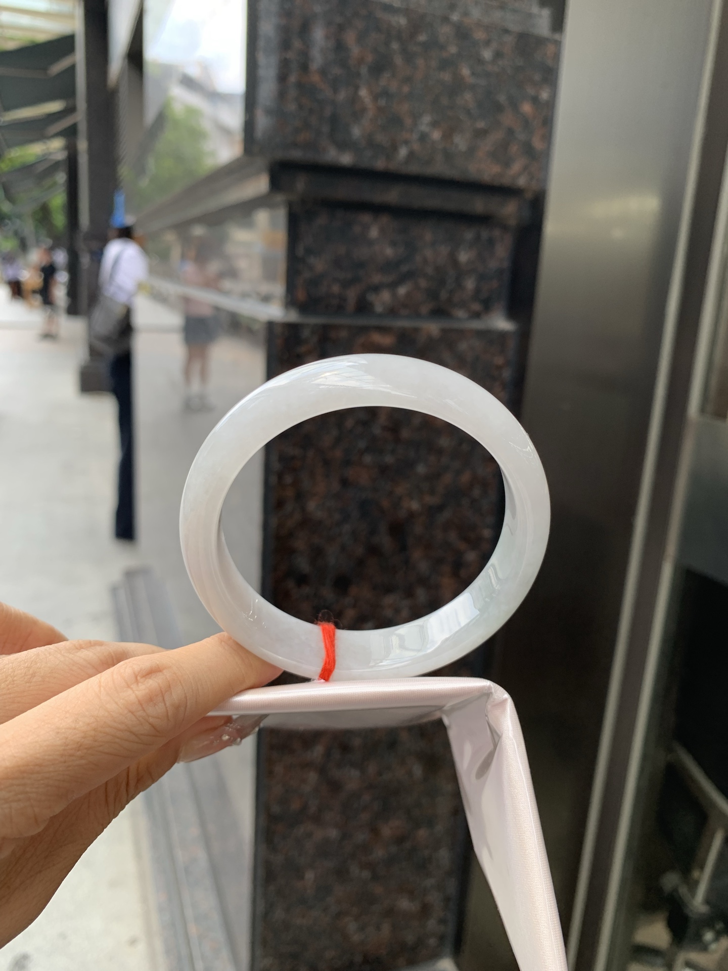 白月光正圈，61.2/7.6/14，0501-N609，无裂，底妆水润，水水润润的白月光，如同夜空中最温柔的那一抹月光，轻轻洒落你的手腕，带来一份宁静与雅致