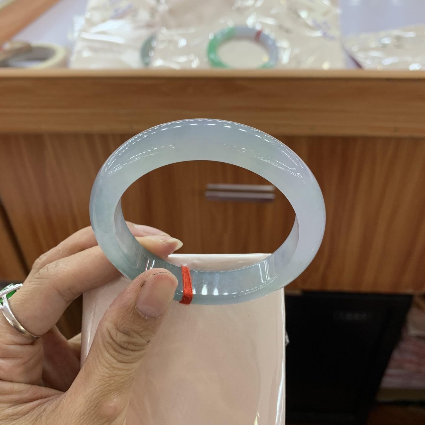 冰湖水绿正圈翡翠手镯
58-13.1-8.6..