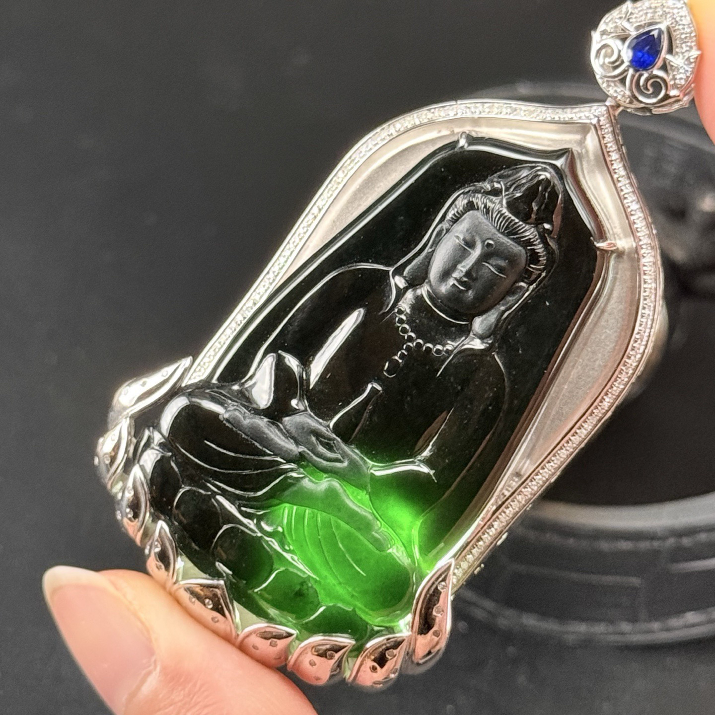 精品18k墨翠观音 种好色正 黑度极好 打灯通透 油性十足 尺寸73.4