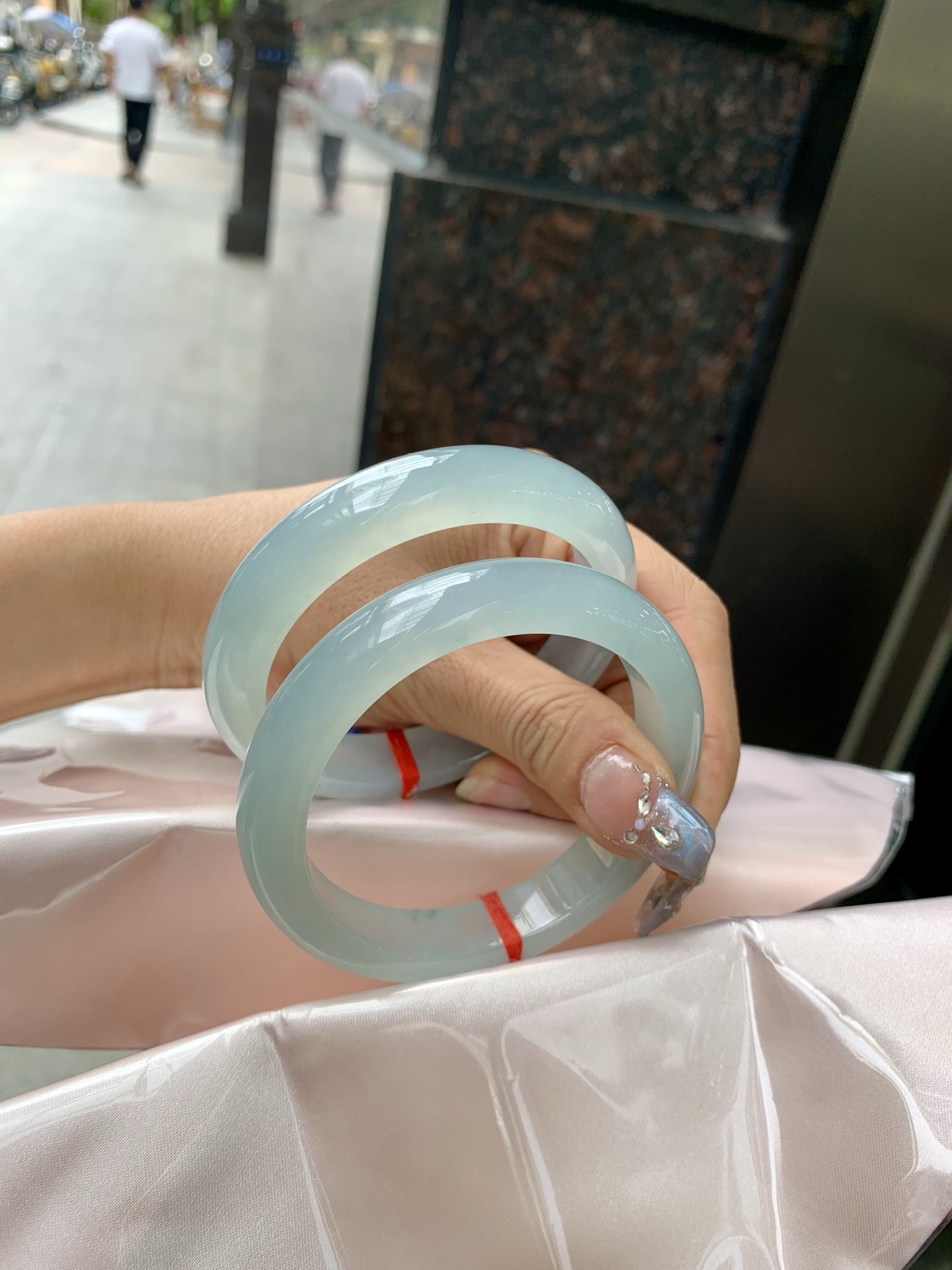 冰晴绿正圈，57.4-8.3-11.7，0501-N584-1，底妆冰润，淡雅晴绿，像初春嫩芽落入清泉，均匀柔和，抬眼就是一片宁静感，无裂