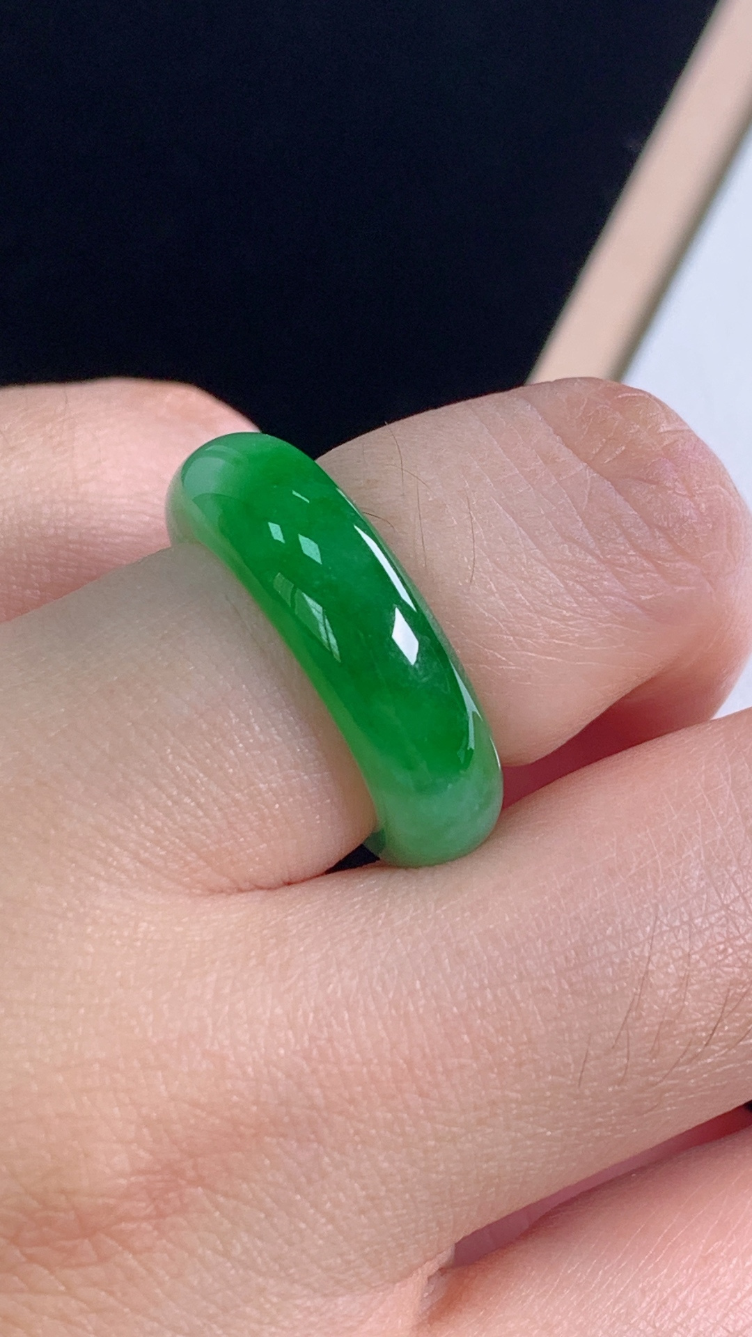 冰绿指环，色辣色艳，底子细腻，无裂，尺寸:圈口12/16.4-6.3-3.5mm，27