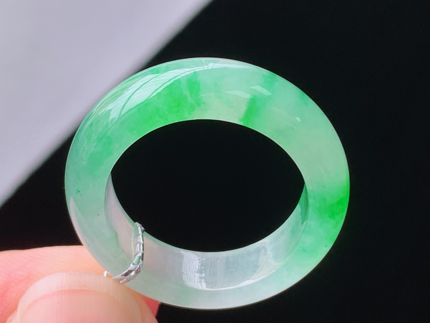冰飘绿指环，翠色鲜艳，水润清爽，无裂，尺寸:圈口17/18.3-6.3-3.8mm，28 Z