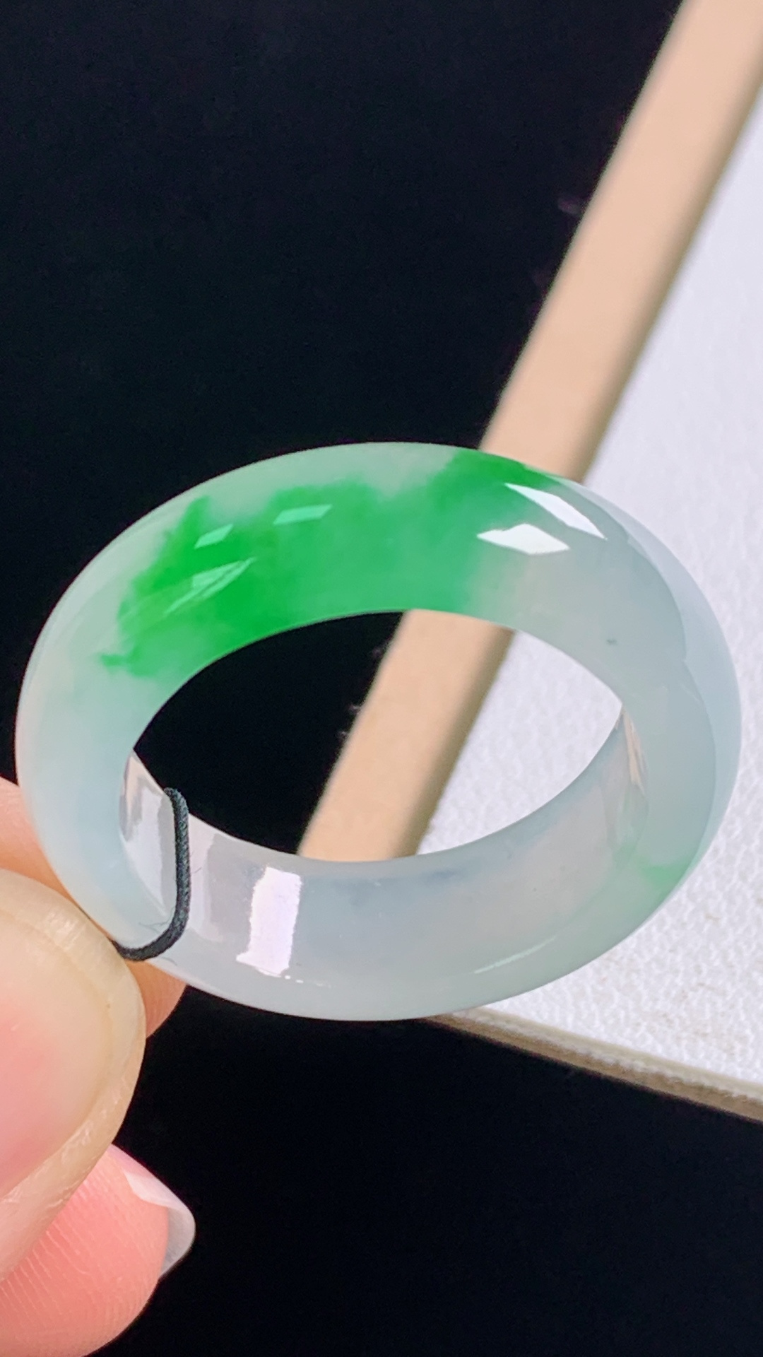 冰飘绿指环，翠色明艳，水润清爽，无裂，尺寸:圈口22/19.8-6.8-3.8mm，27