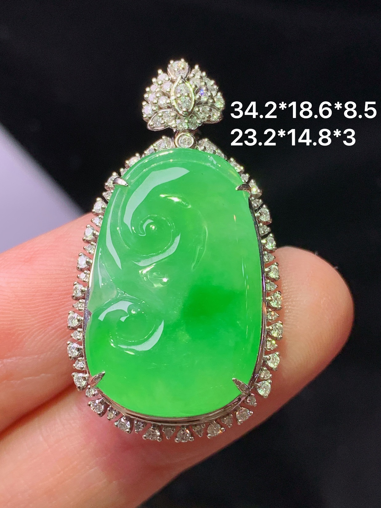 18k金钻镶嵌冰阳绿如意吊坠 玉质细腻 色泽艳丽清新 水润亮眼 整体尺寸34.2*18.6*8.5j2