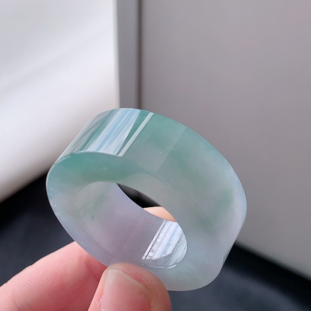 冰飘花扳指，冰润细腻，种色饱满佩戴落落大方，货号105429，34.3/12.4/6.7