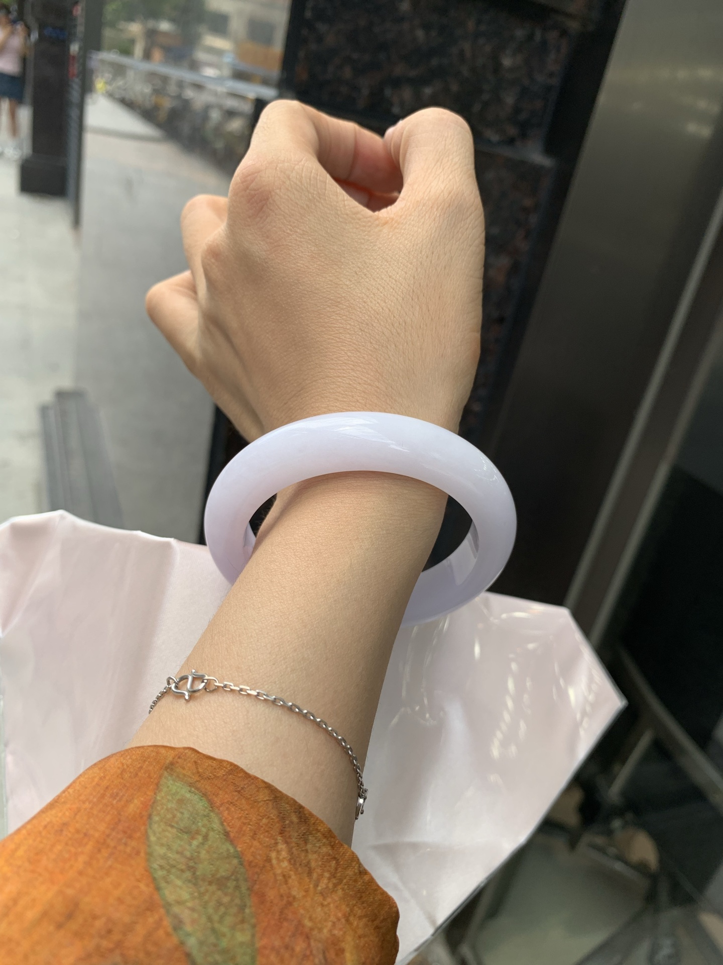 粉紫正圈，54.5/9.2/12.3，0501-N602，底妆水润细腻，梦幻粉紫，颜色淡雅，不像高饱和度的紫色那样扎眼，种水很通透，盈润感满满，不需要过多修饰，简单雕琢，韵味尽显其中，无裂