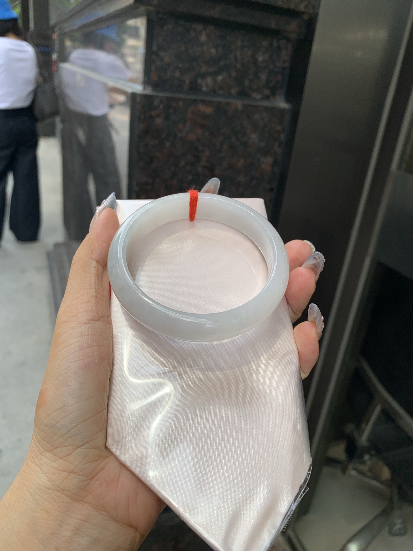 白月光正圈，61.2/7.6/14，0501-N609，无裂，底妆水润，水水润润的白月光，如同夜空中最温柔的那一抹月光，轻轻洒落你的手腕，带来一份宁静与雅致
