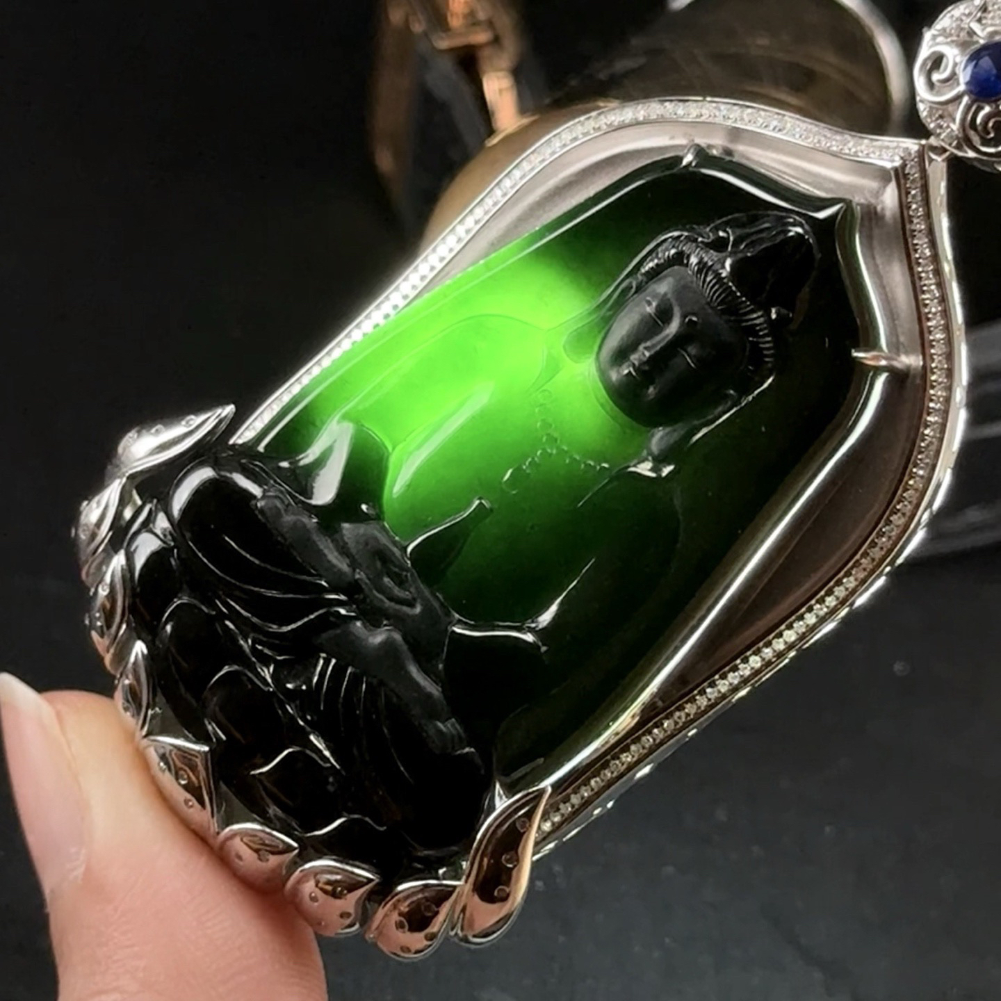 精品18k墨翠观音 种好色正 黑度极好 打灯通透 油性十足 尺寸73.4