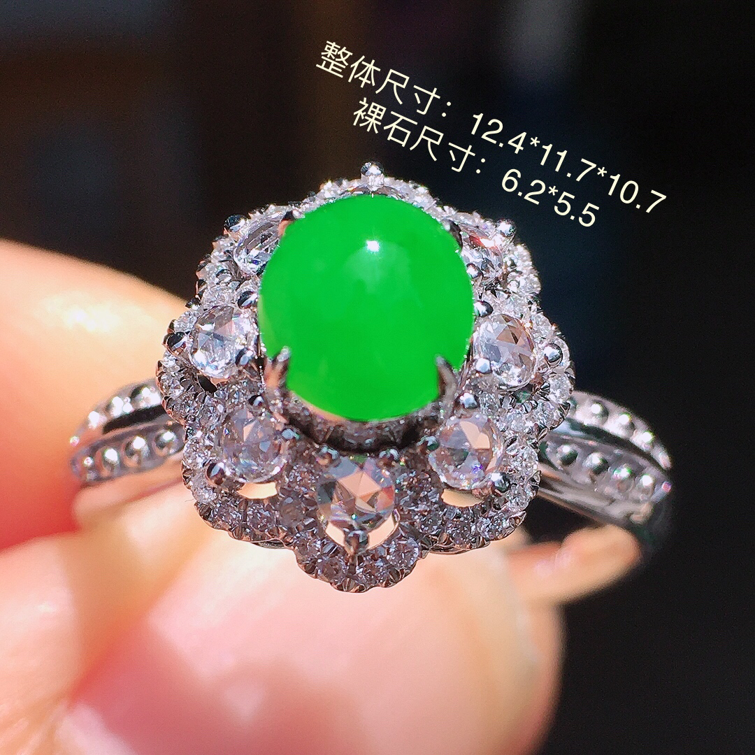 阳绿蛋面戒指，色泽均匀艳丽，玉质细腻，荧光感超
强，饱满圆润，尽显优雅气质，18k
金豪华镶嵌