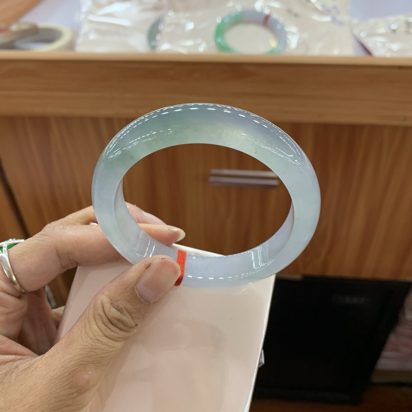 冰湖水绿正圈翡翠手镯
58-13.1-8.6..