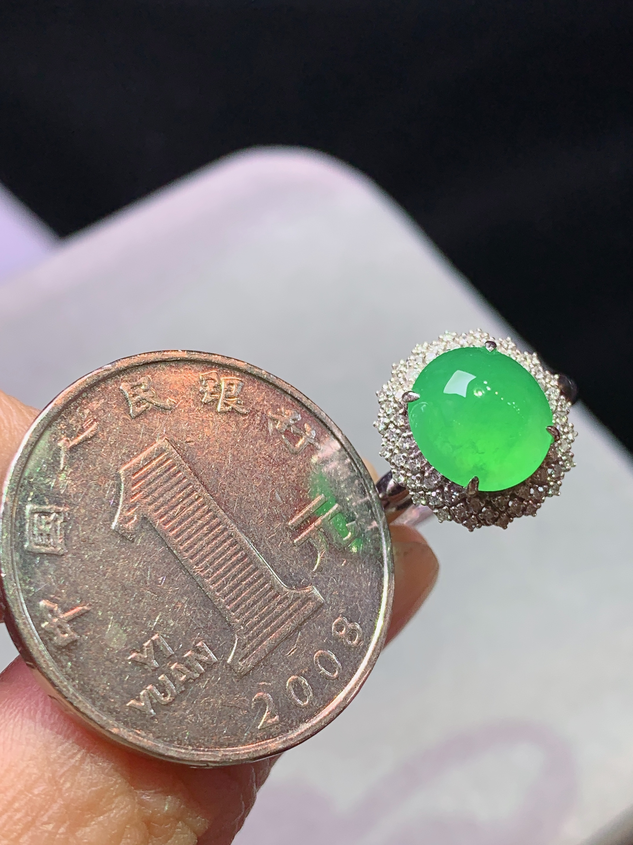 18k金钻镶嵌冰阳绿蛋面戒指 玉质细腻 色泽艳丽清新 水润亮眼 圈口13.5 整体尺寸12.8*12.2*9.8j2