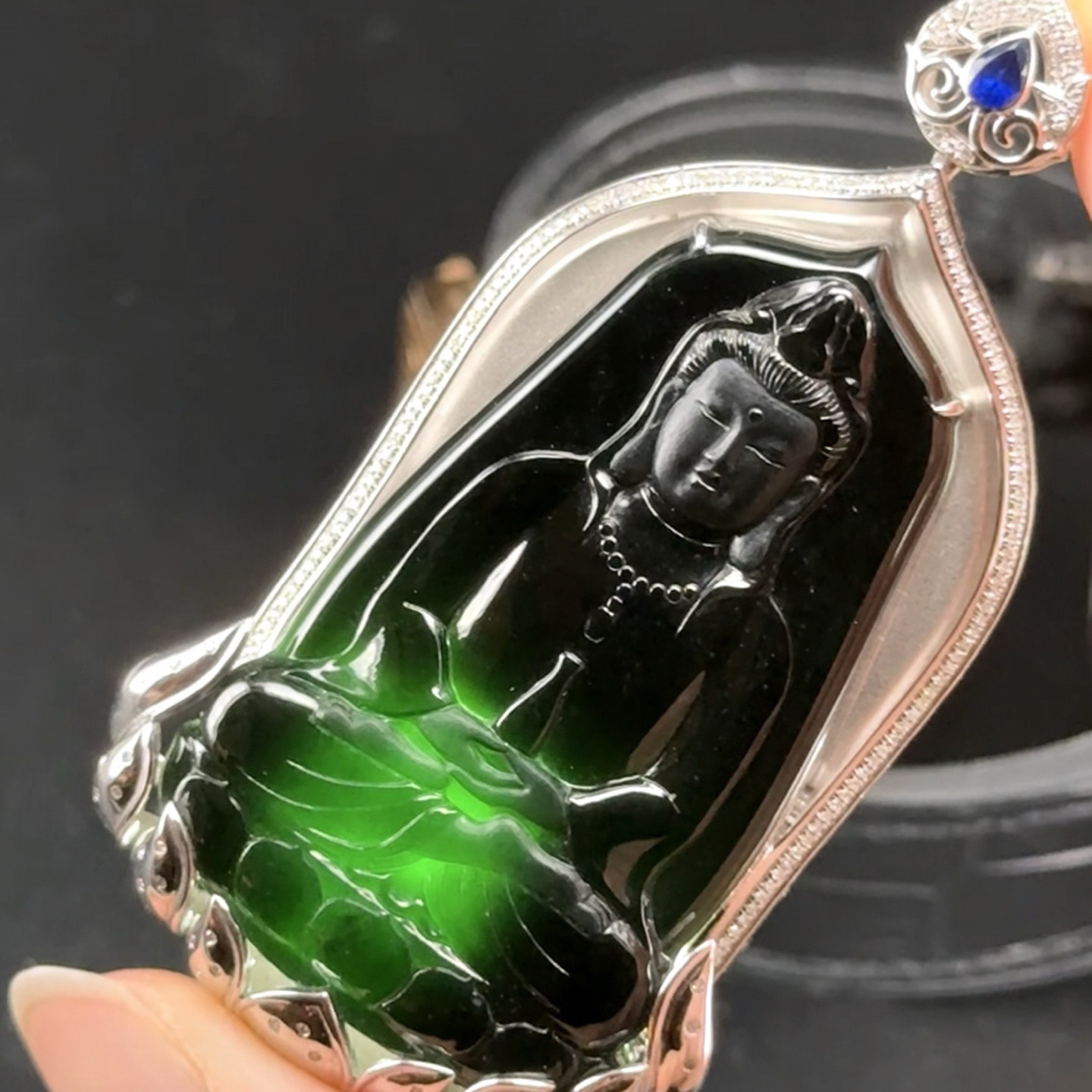 精品18k墨翠观音 种好色正 黑度极好 打灯通透 油性十足 尺寸73.4