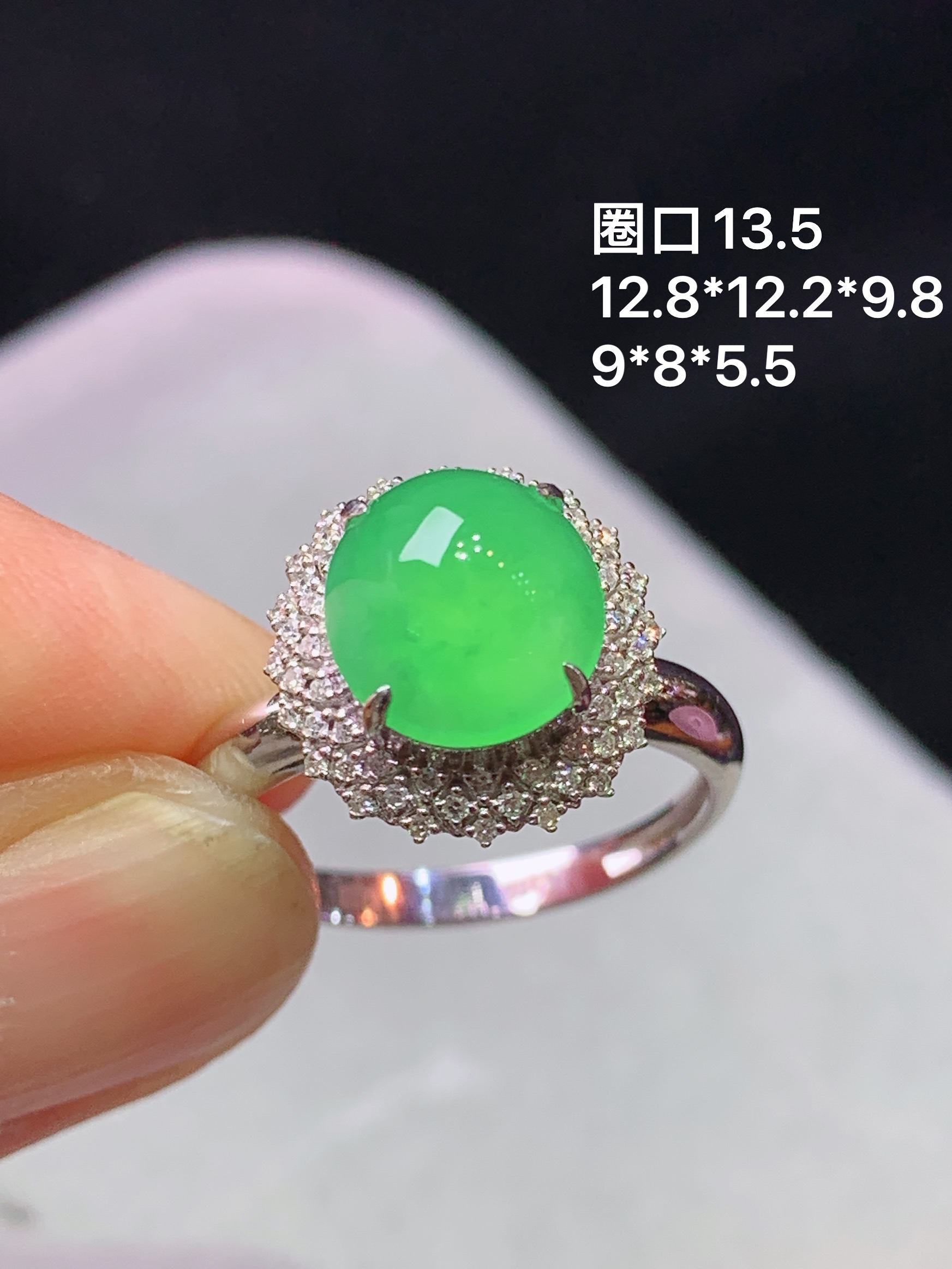 18k金钻镶嵌冰阳绿蛋面戒指 玉质细腻 色泽艳丽清新 水润亮眼 圈口13.5 整体尺寸12.8*12.2*9.8j2