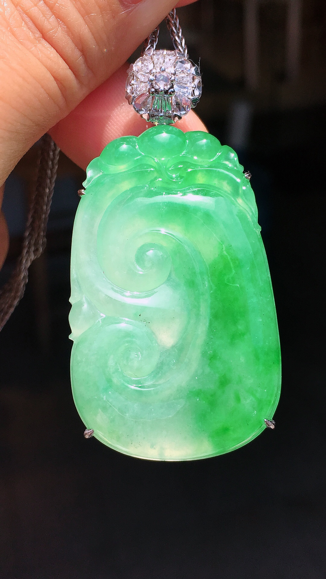 飘绿如意吊坠，色泽艳丽，玉质细腻，荧光感超
强，饱满圆润，尽显优雅气质，18k
金豪华镶嵌