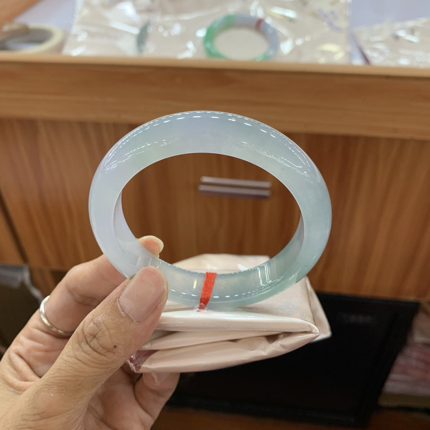 冰湖水绿正圈翡翠手镯
58-13.1-8.6..