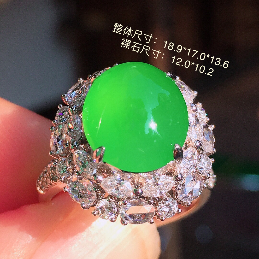 阳绿蛋面戒指，色泽均匀艳丽，玉质细腻，荧光感超
强，饱满圆润，尽显优雅气质，18k
金豪华镶嵌
