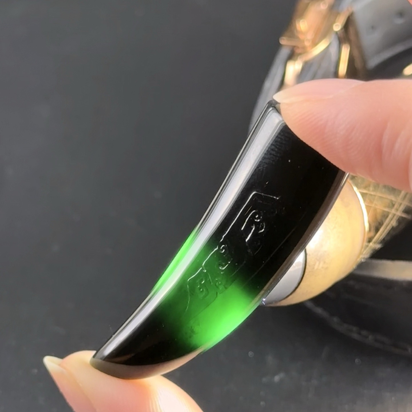 精品墨翠虎牙 种好色正 黑度极好 打灯通透 油性十足 尺寸49.3
