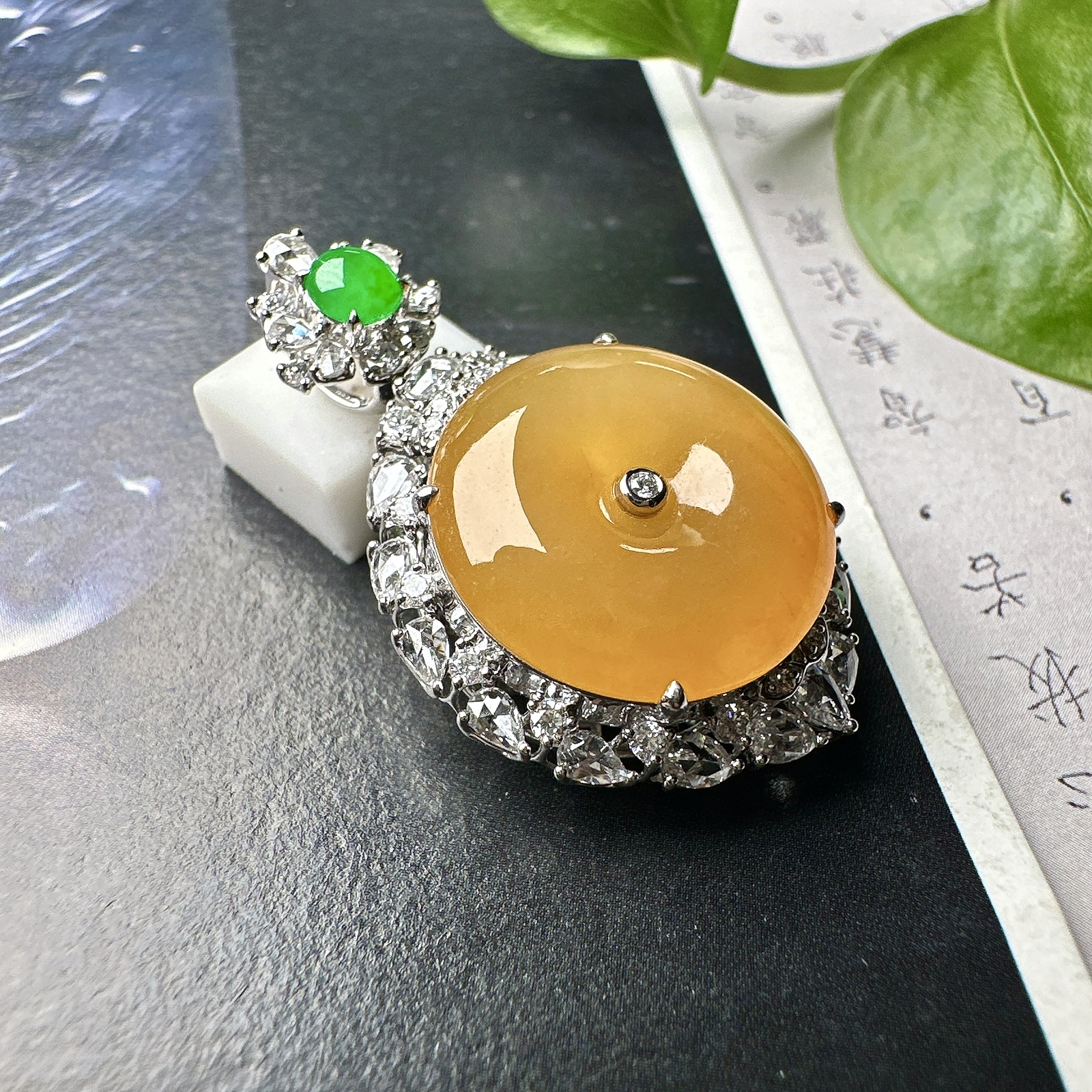 【冰种黄翡扣吊坠】种地优秀，通透闪亮，起光的料子，厚度很好，18k金钻镶嵌，裸石尺寸16.2*3.4毫米