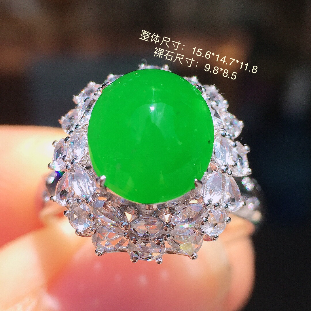 阳绿蛋面戒指，色泽均匀艳丽，玉质细腻，荧光感超
强，饱满圆润，尽显优雅气质，18k
金豪华镶嵌
