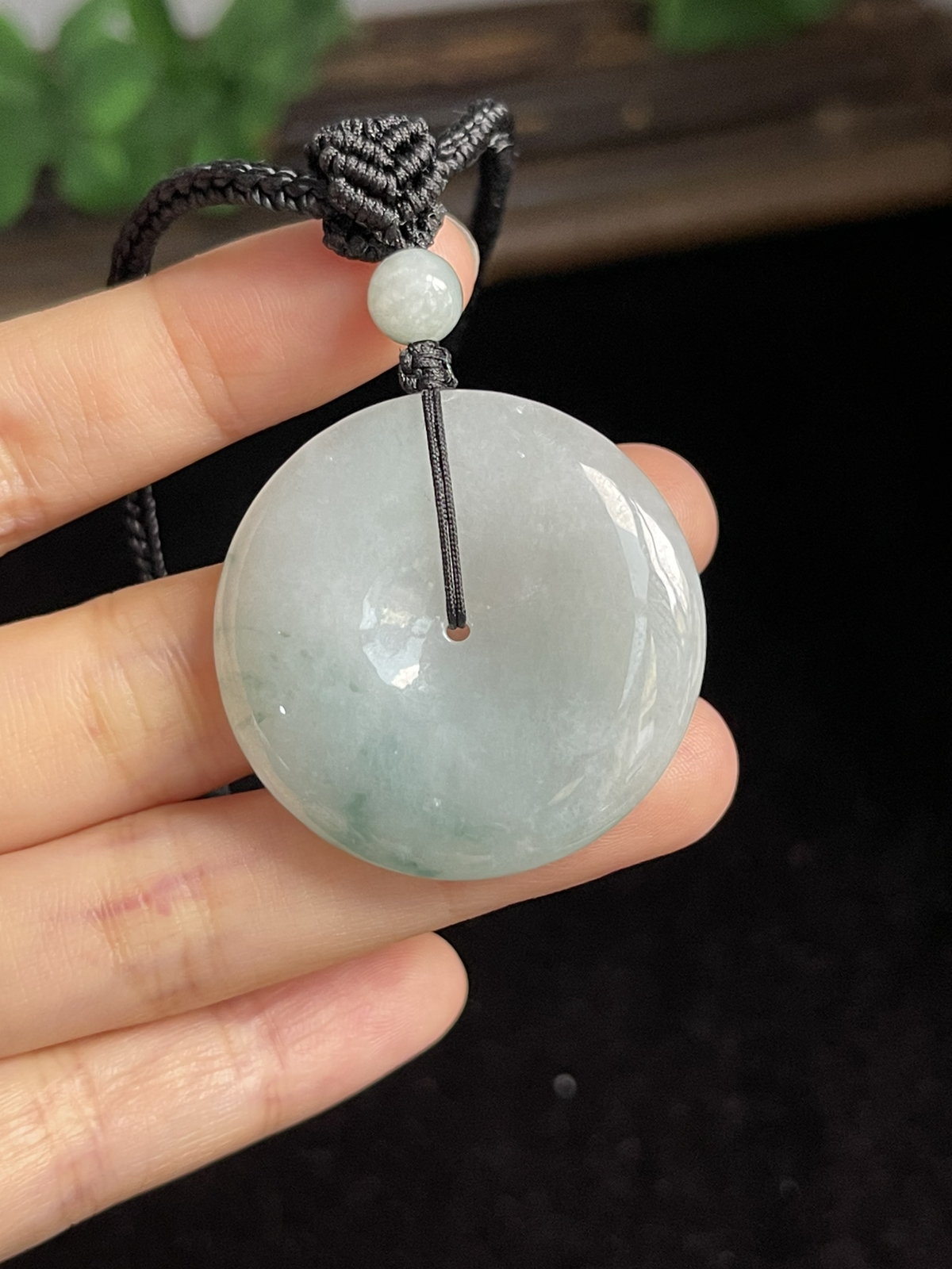 翡翠糯化种淡绿色平安扣，配珠未测