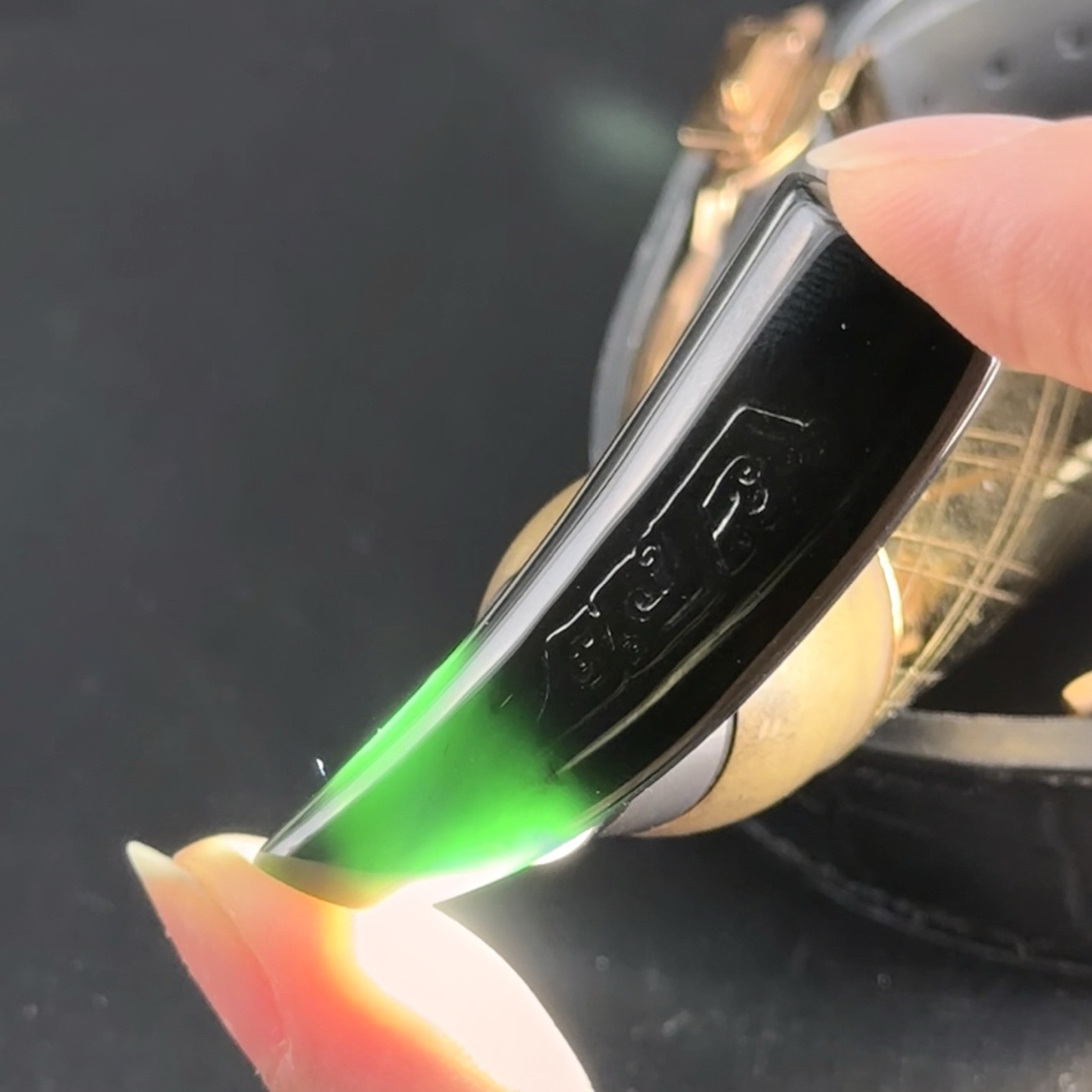 精品墨翠虎牙 种好色正 黑度极好 打灯通透 油性十足 尺寸49.3