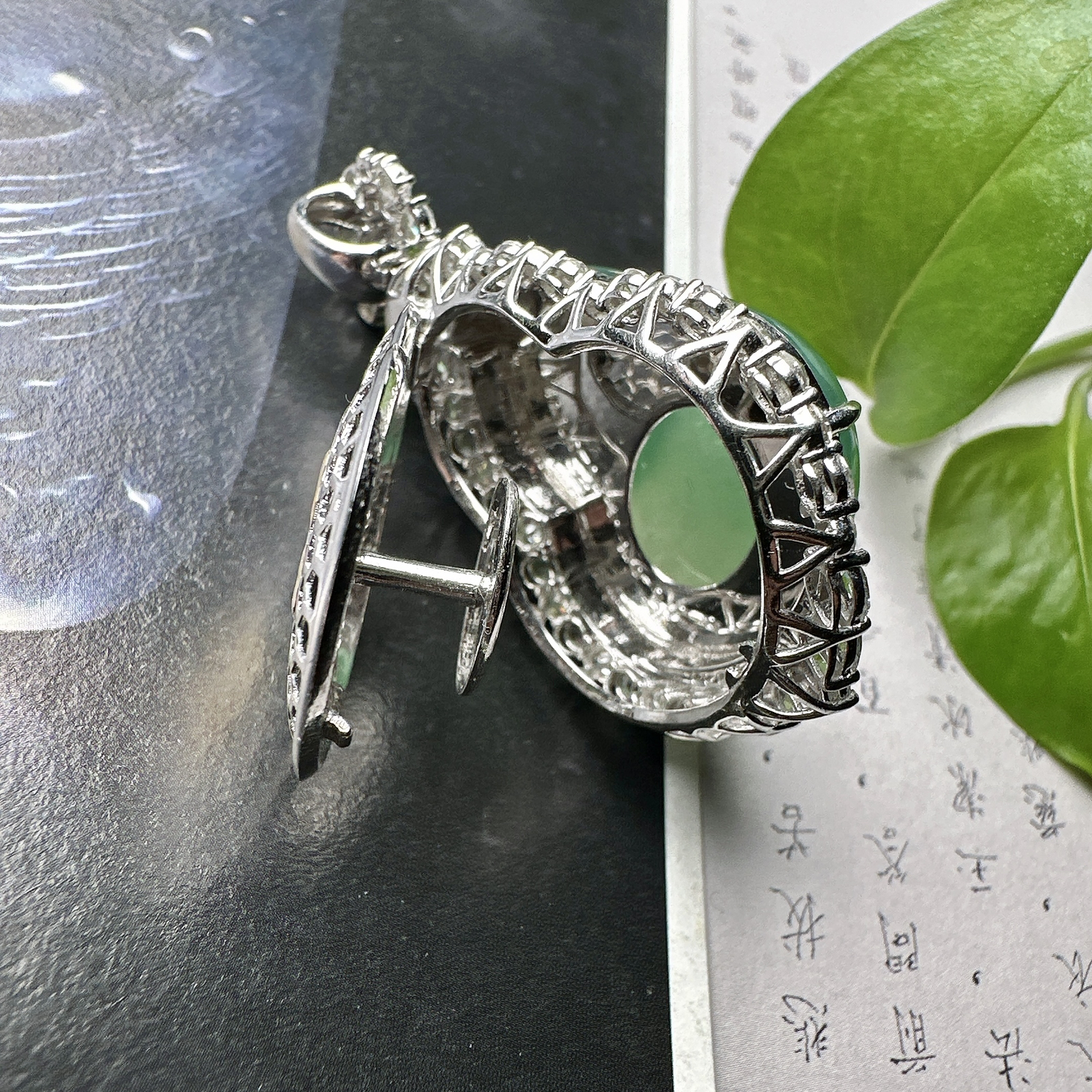 【冰种晴绿大葫芦吊坠】甜绿色泽，质地细腻，冰润起光，胶感强烈，冰感明显，18K金钻精美镶嵌，裸石尺寸27.6*23.1*6.2毫米