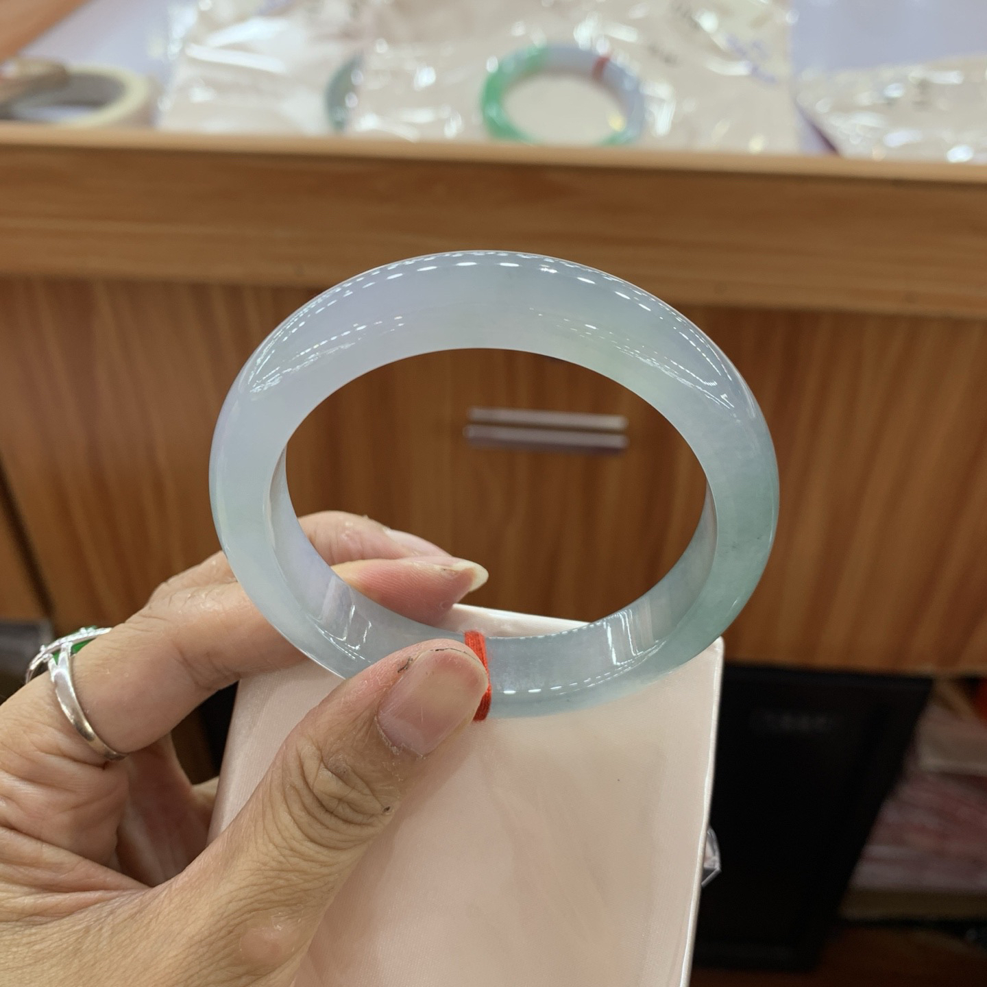 冰湖水绿正圈翡翠手镯
58-13.1-8.6..