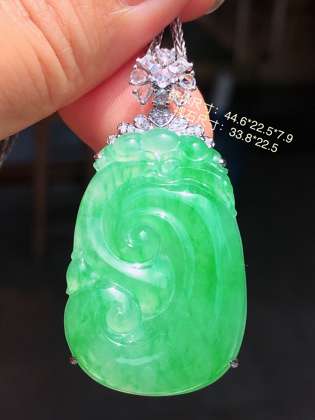 阳绿如意吊坠，色泽均匀艳丽，玉质细腻，荧光感超
强，饱满圆润，尽显优雅气质，18k
金豪华镶嵌