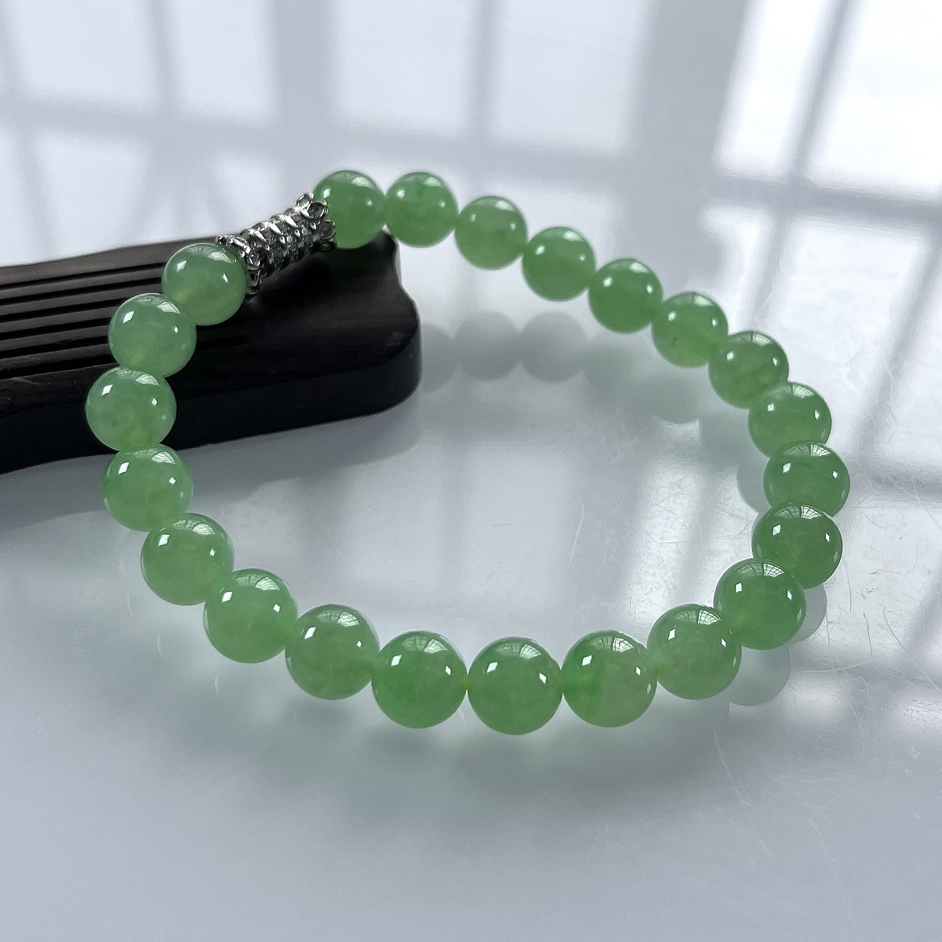 缅甸天然翡翠A货，卡8冰种起胶满绿晴阳绿圆珠手串手链，尺寸：8mm/22颗，长度185mm，重量：21.06g