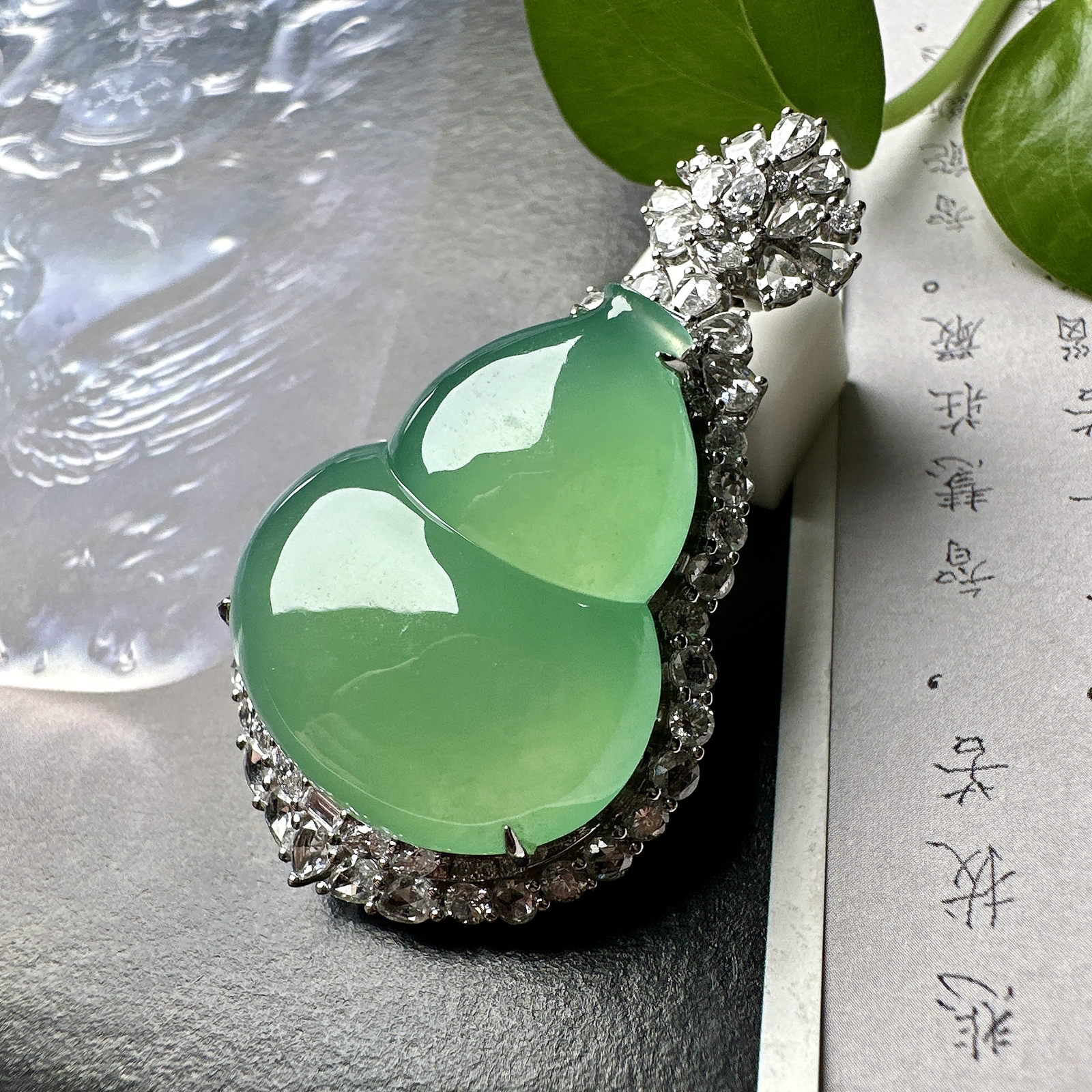 【冰种晴绿大葫芦吊坠】甜绿色泽，质地细腻，冰润起光，胶感强烈，冰感明显，18K金钻精美镶嵌，裸石尺寸27.6*23.1*6.2毫米