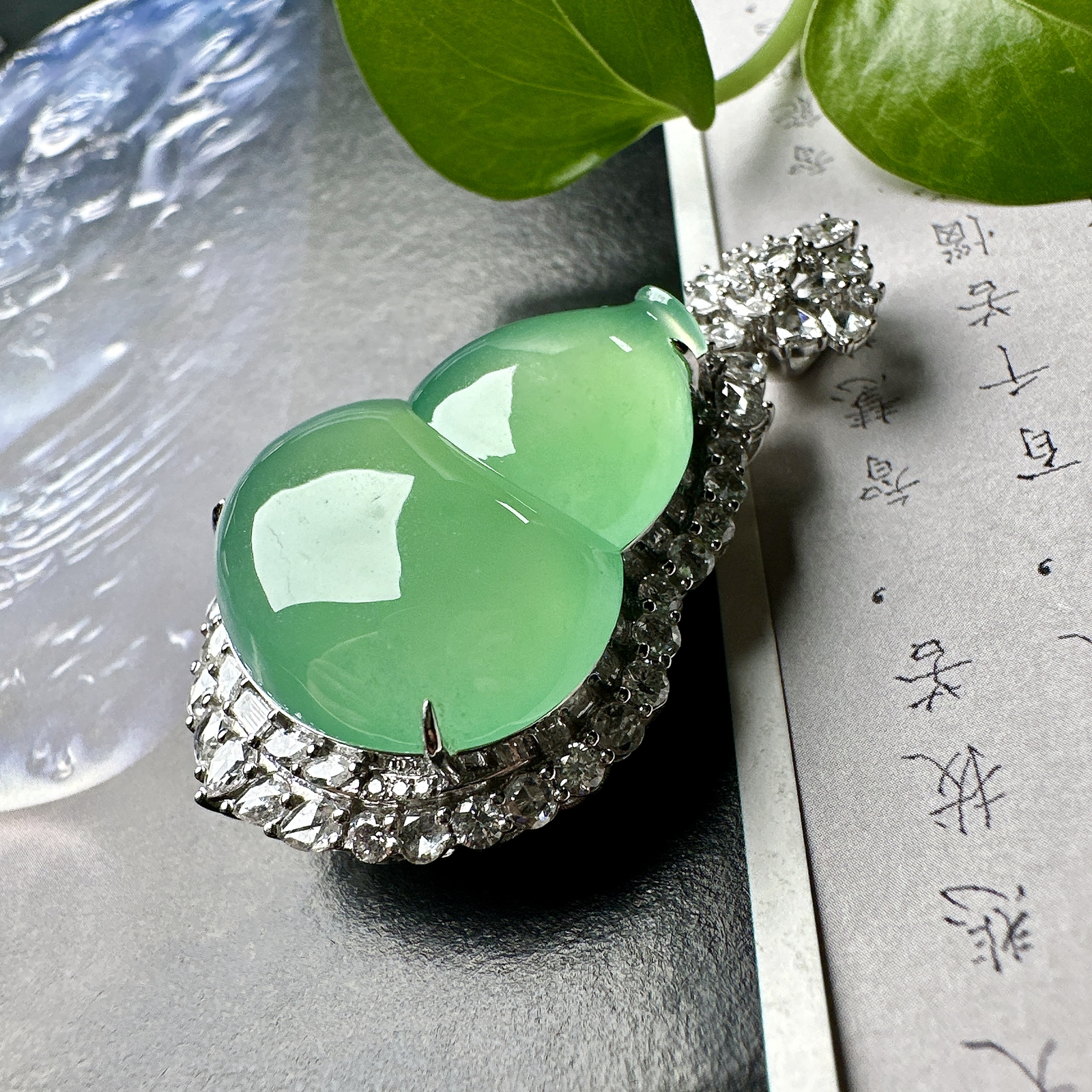 【冰种晴绿大葫芦吊坠】甜绿色泽，质地细腻，冰润起光，胶感强烈，冰感明显，18K金钻精美镶嵌，裸石尺寸27.6*23.1*6.2毫米