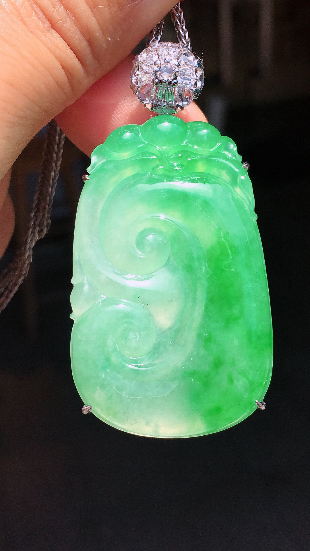 飘绿如意吊坠，色泽艳丽，玉质细腻，荧光感超
强，饱满圆润，尽显优雅气质，18k
金豪华镶嵌