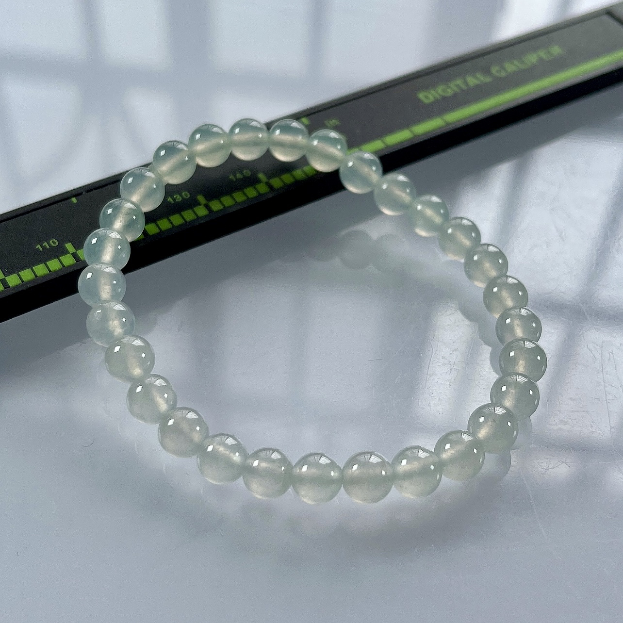 缅甸天然翡翠A货，卡6高冰种起胶圆珠手串手链，尺寸：6mm/29颗，长度175mm，重量：11.35