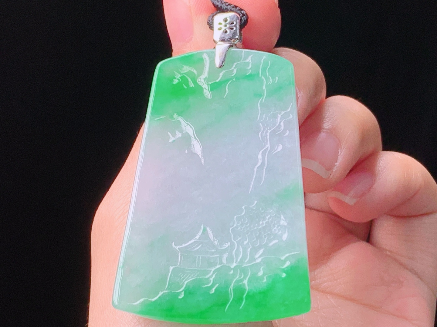 冰飘绿山水牌吊坠，18K真金真钻，花色灵动，雕工精湛，无裂，尺寸:62.7-53.6-35.2-6.6mm，28 Z