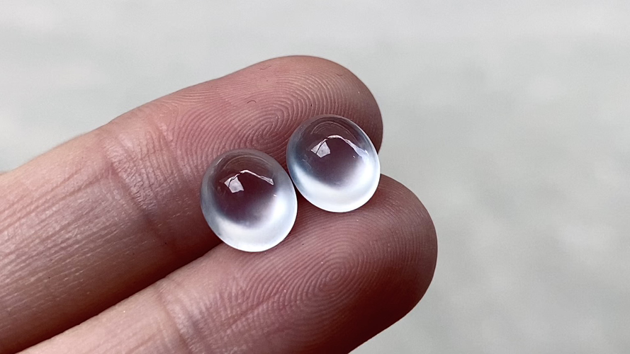 茅台白玻璃钢蛋面一对,完整