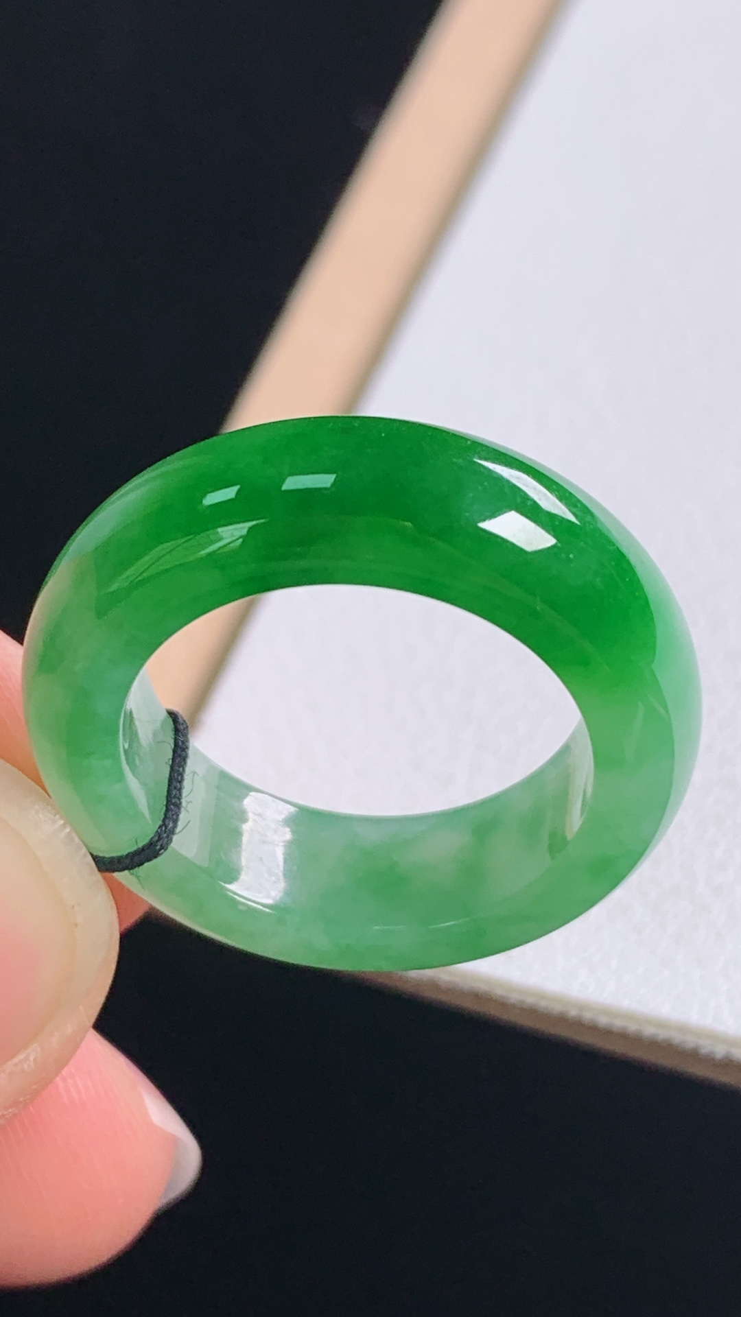 冰绿指环，色辣色艳，底子细腻，无裂，尺寸:圈口12/16.4-6.3-3.5mm，27