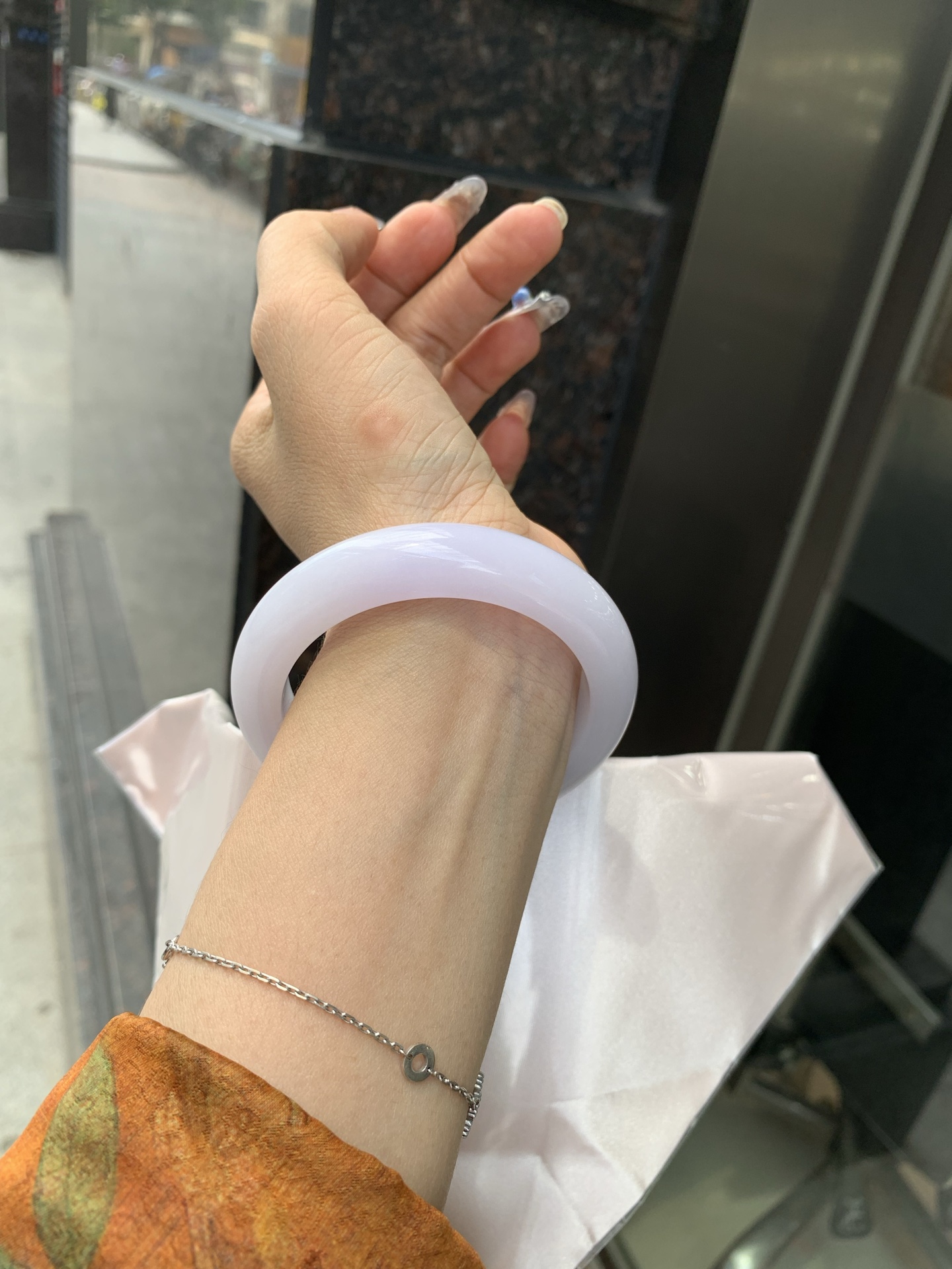 粉紫正圈，54.5/9.2/12.3，0501-N602，底妆水润细腻，梦幻粉紫，颜色淡雅，不像高饱和度的紫色那样扎眼，种水很通透，盈润感满满，不需要过多修饰，简单雕琢，韵味尽显其中，无裂